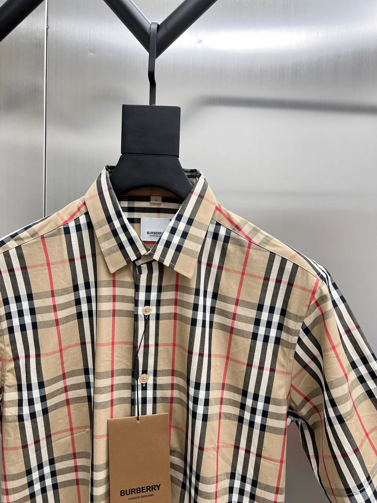 Burberry新作黒のチェック柄半袖シャツ - 画像 (5)