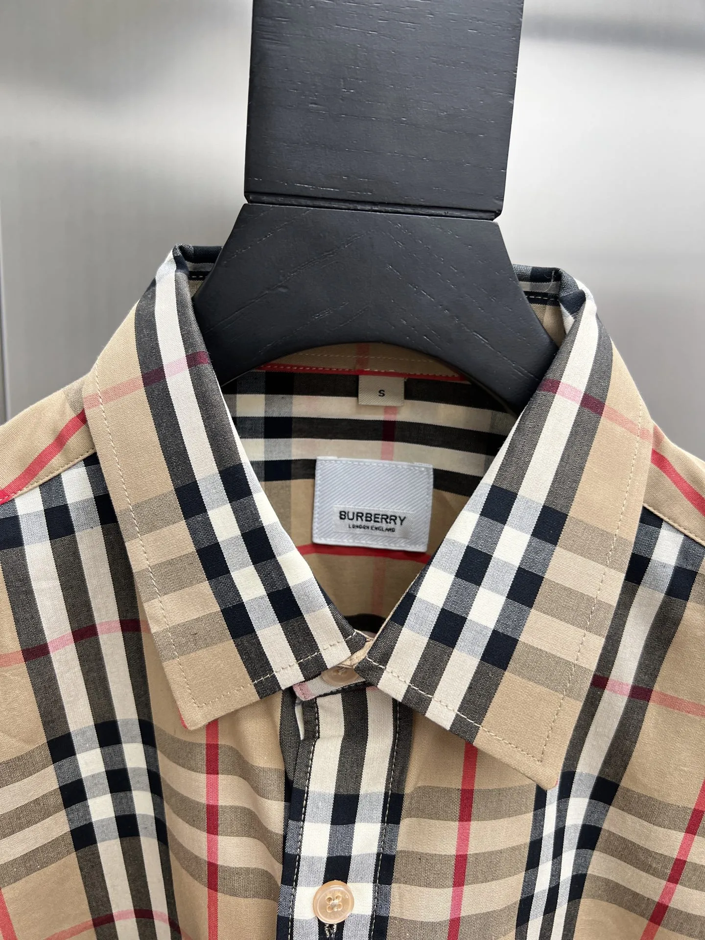 Burberry新作黒のチェック柄半袖シャツ - 画像 (6)