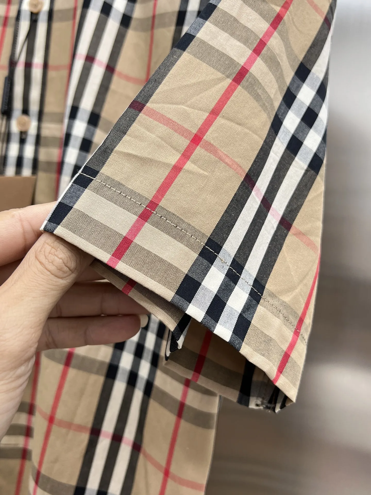 Burberry新作黒のチェック柄半袖シャツ - 画像 (8)