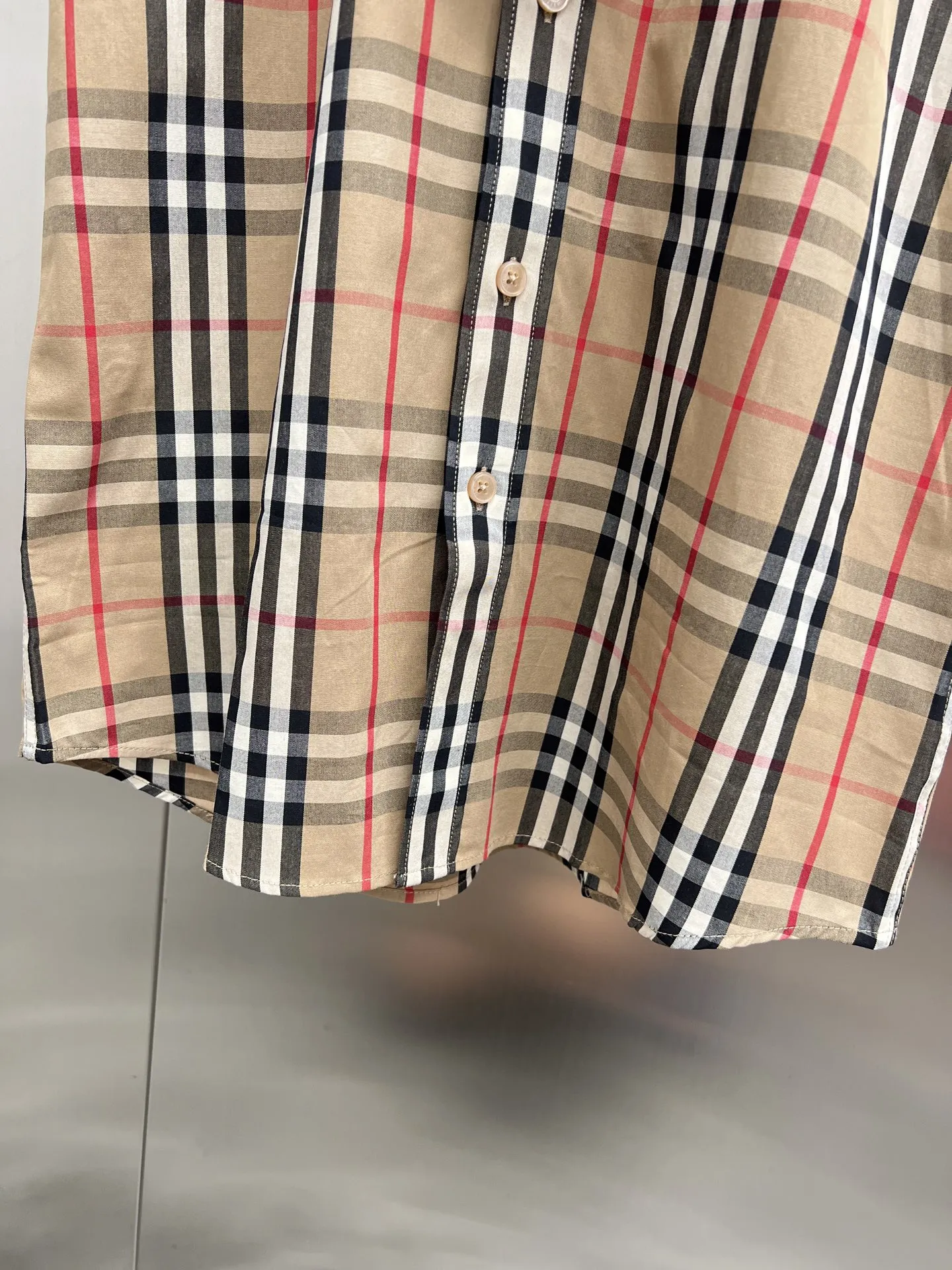 Burberry新作黒のチェック柄半袖シャツ - 画像 (11)