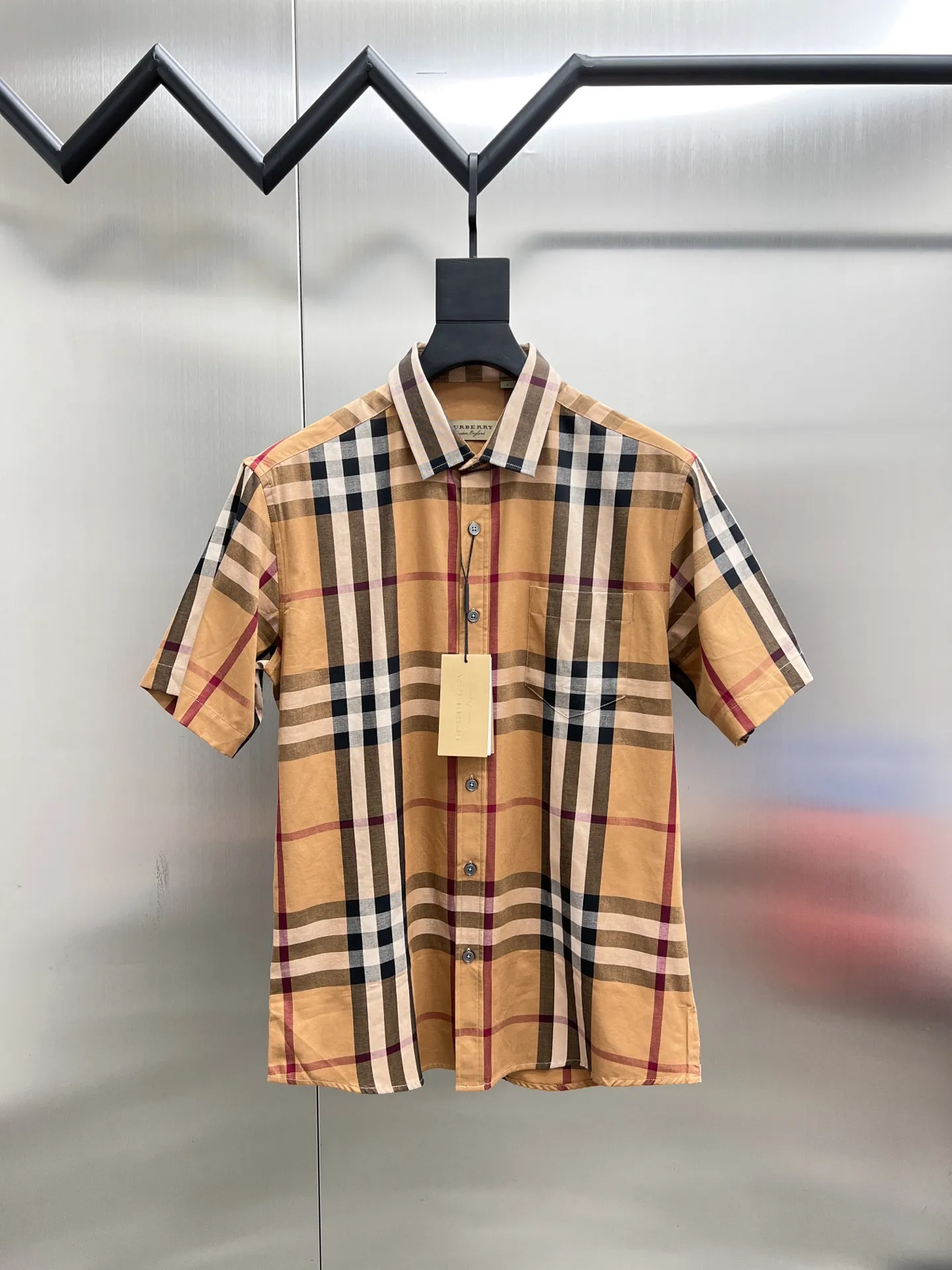 バーバリー新作黒チェックシャツ