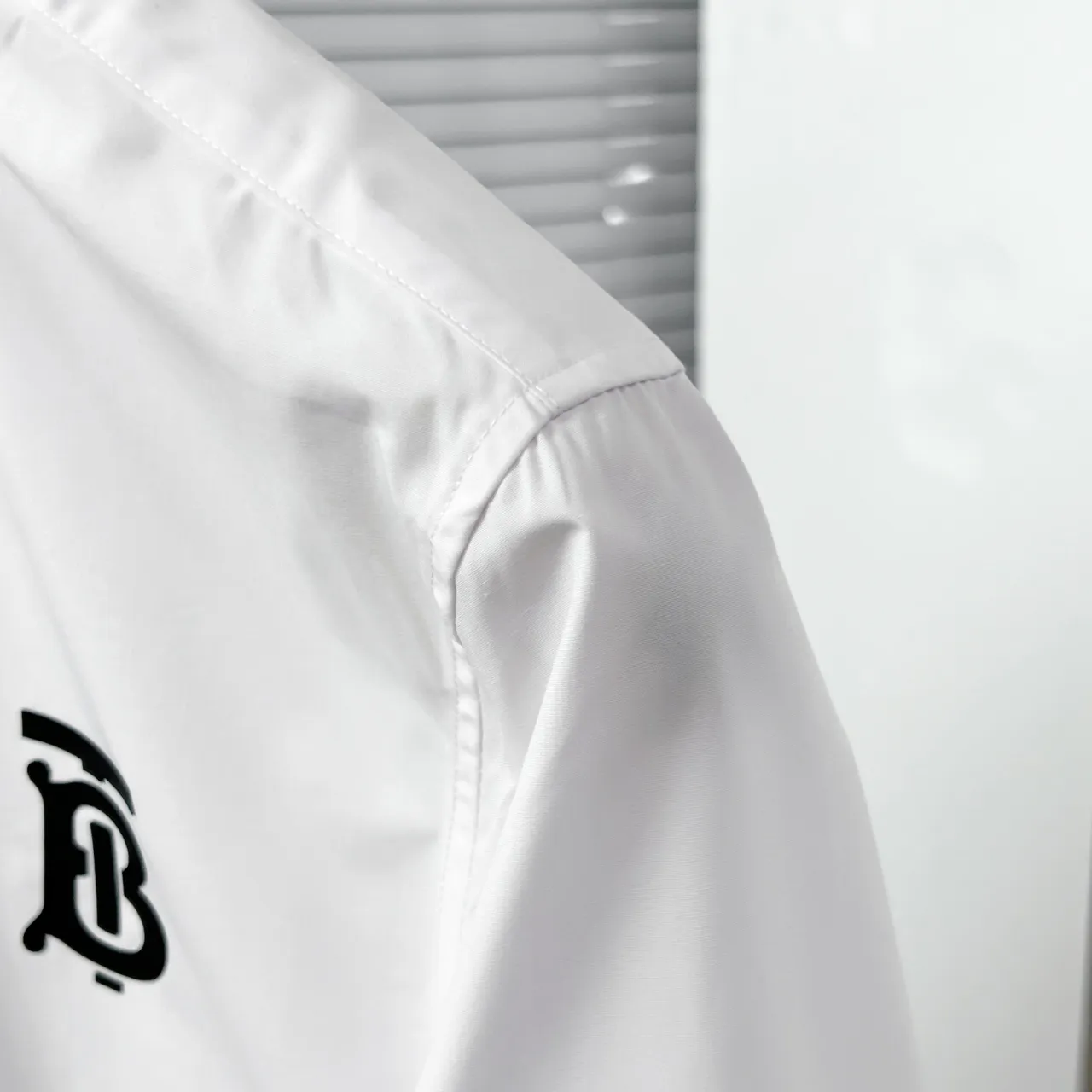 BURBERRY新作白TB発泡印花シャツ - 画像 (8)