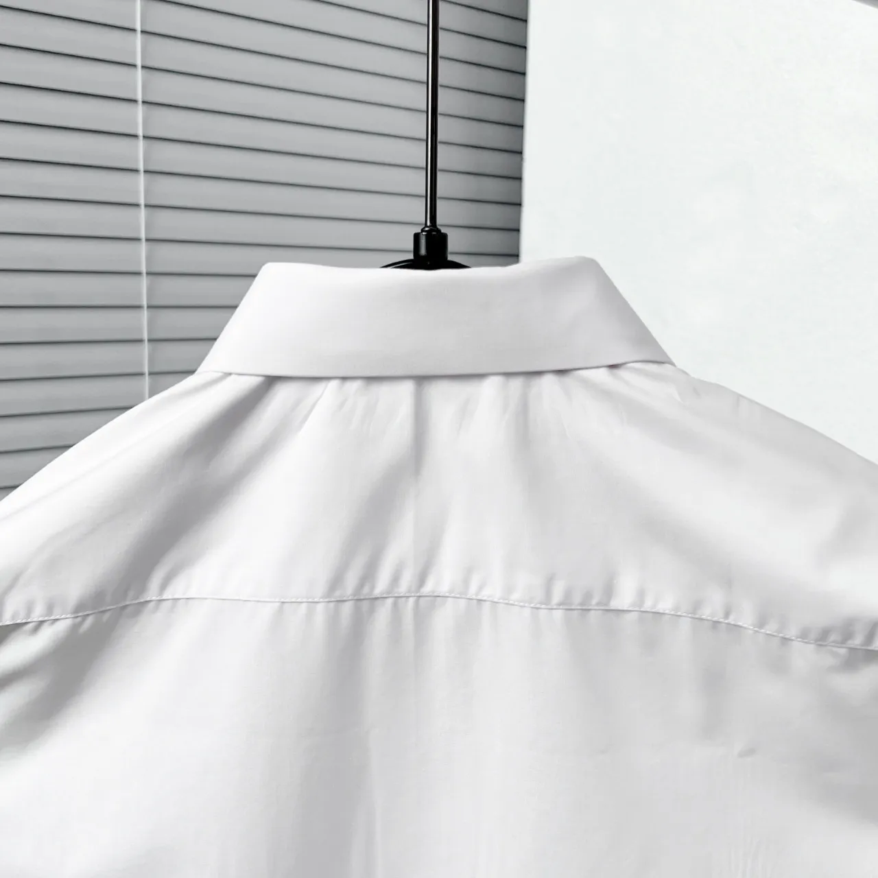 BURBERRY新作白TB発泡印花シャツ - 画像 (9)