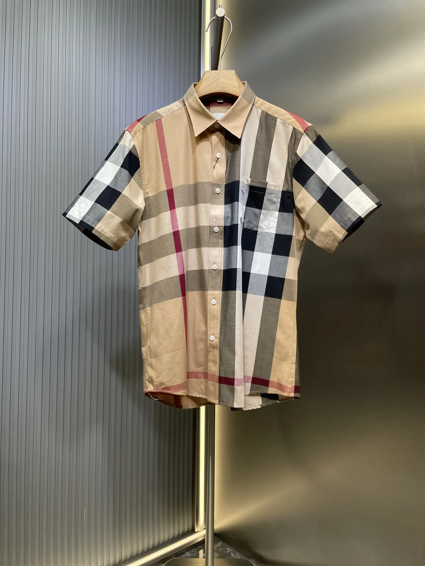 バーバリー新作黒チェックシャツ