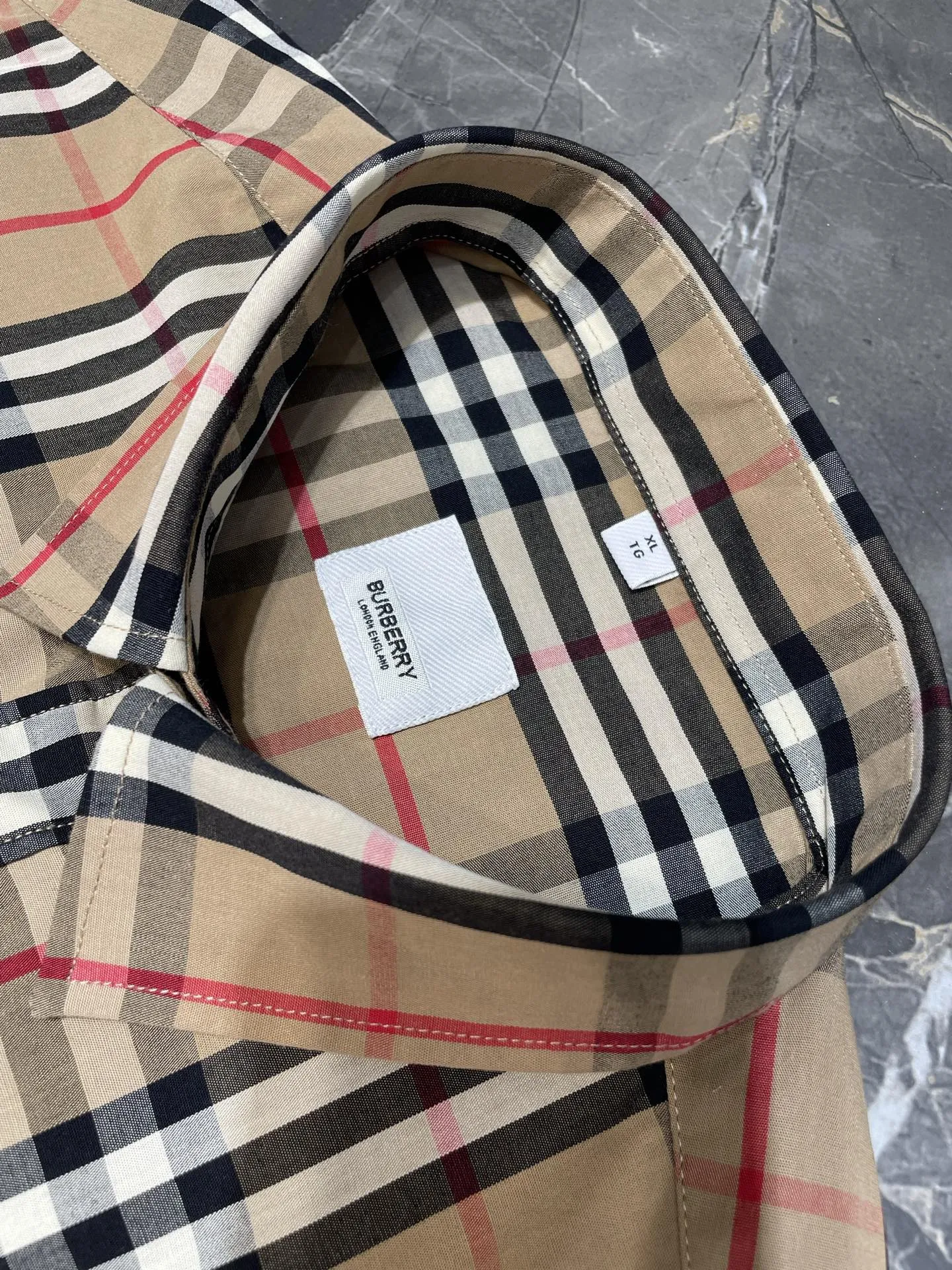 バーバリー新作黒チェックシャツ - 画像 (8)