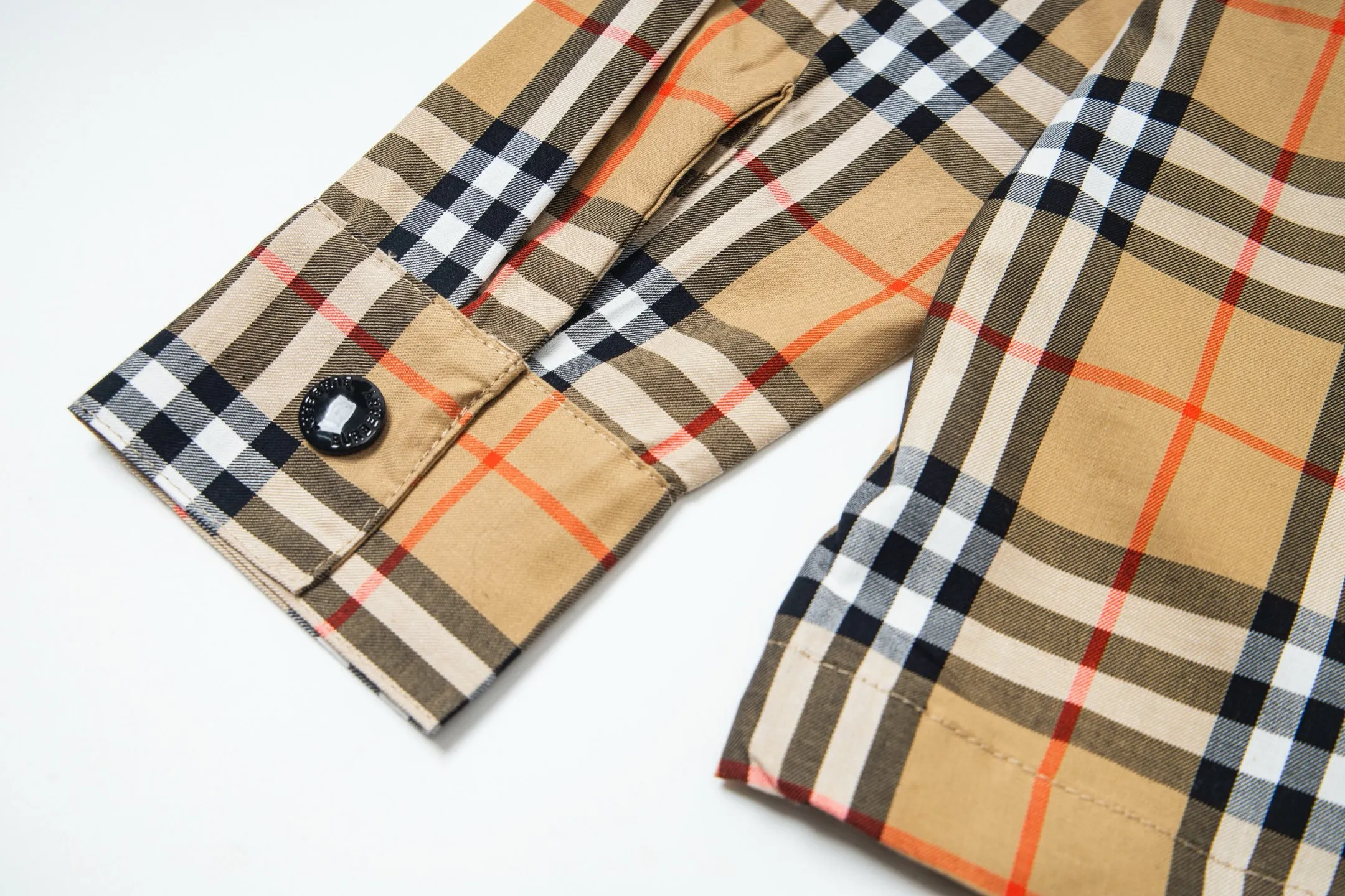 Burberry新作黒のチェック柄カジュアルシャツ - 画像 (12)