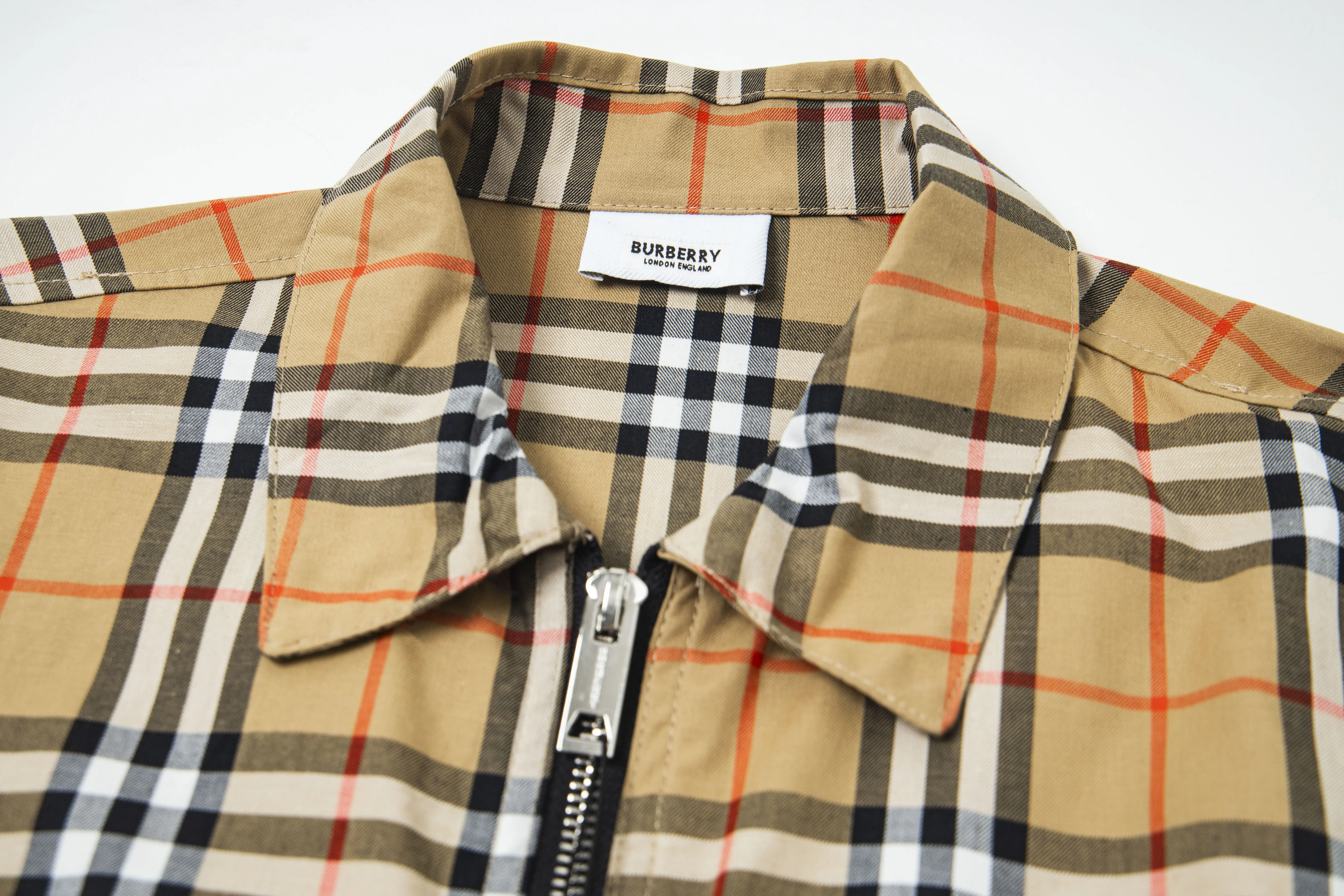 Burberry新作黒のチェック柄カジュアルシャツ - 画像 (4)