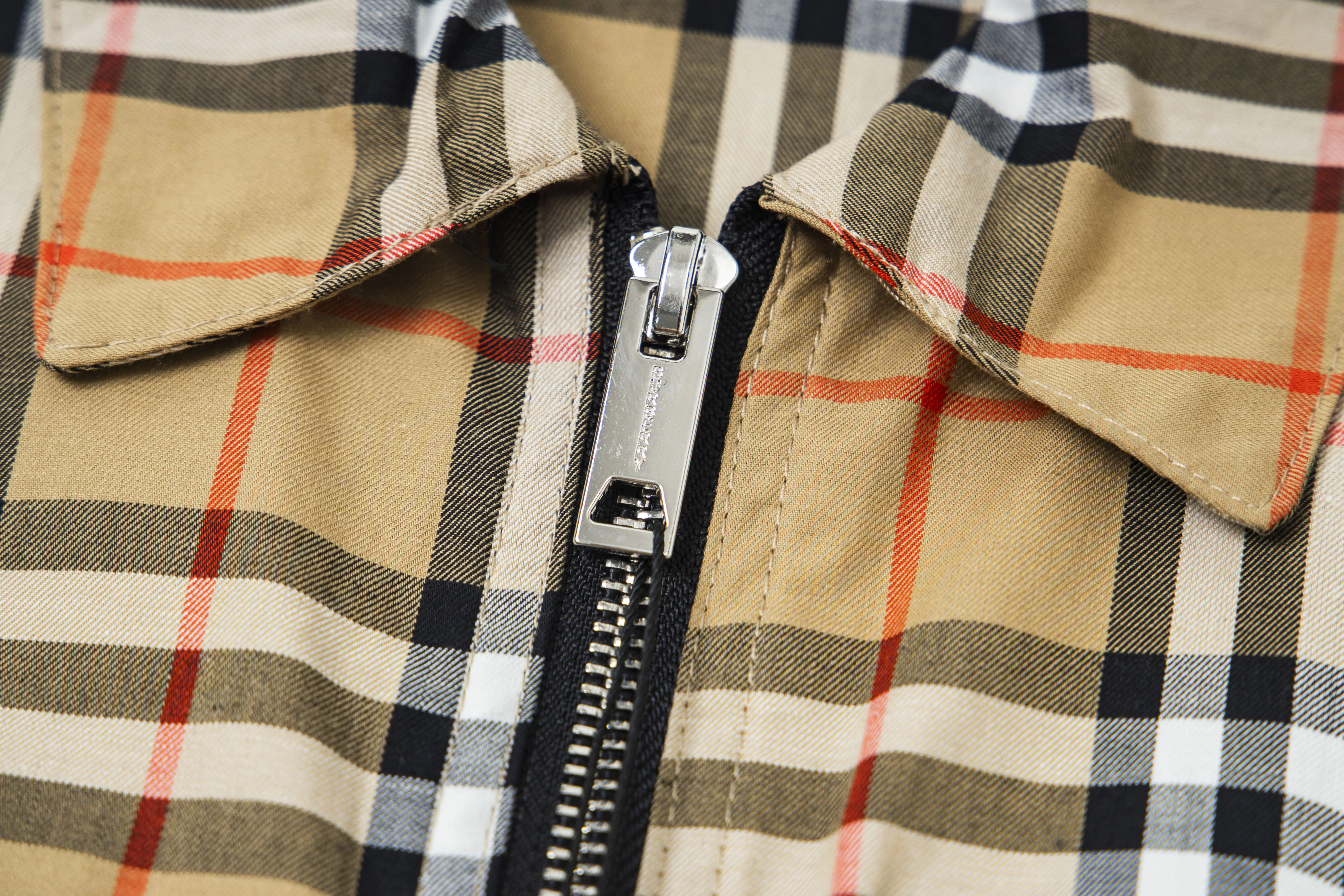 Burberry新作黒のチェック柄カジュアルシャツ - 画像 (5)