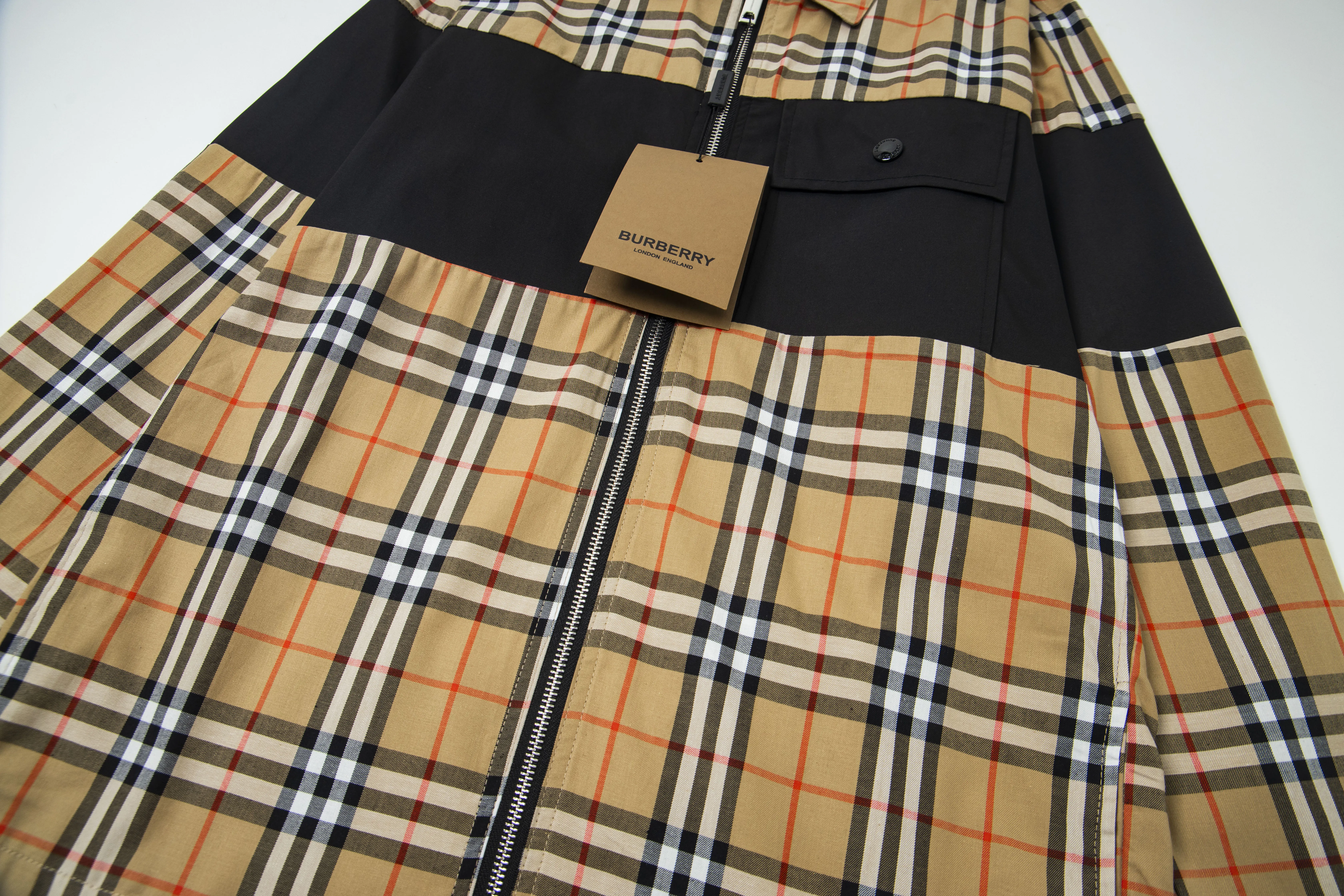 Burberry新作黒のチェック柄カジュアルシャツ - 画像 (9)