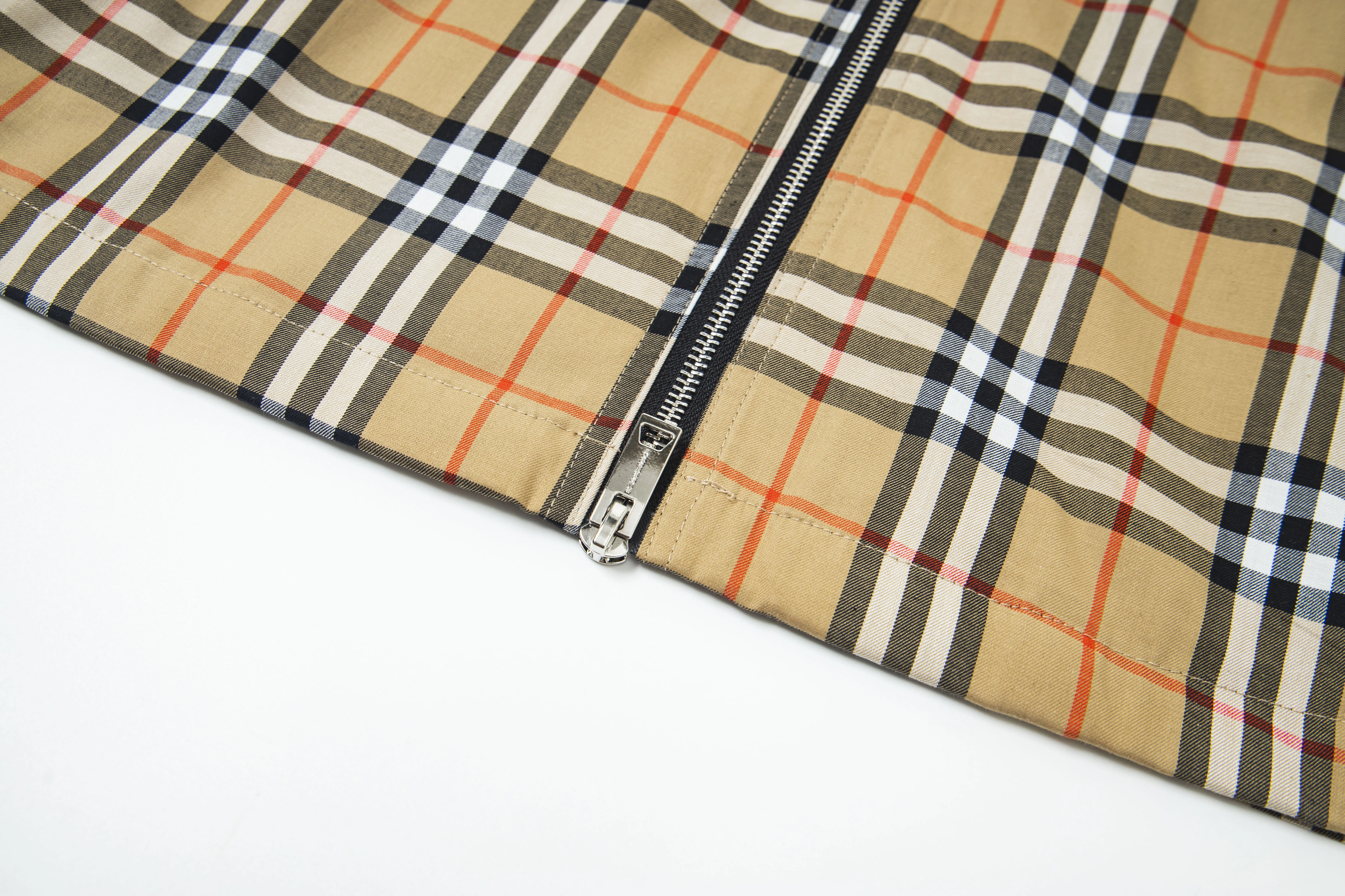 Burberry新作黒のチェック柄カジュアルシャツ - 画像 (10)