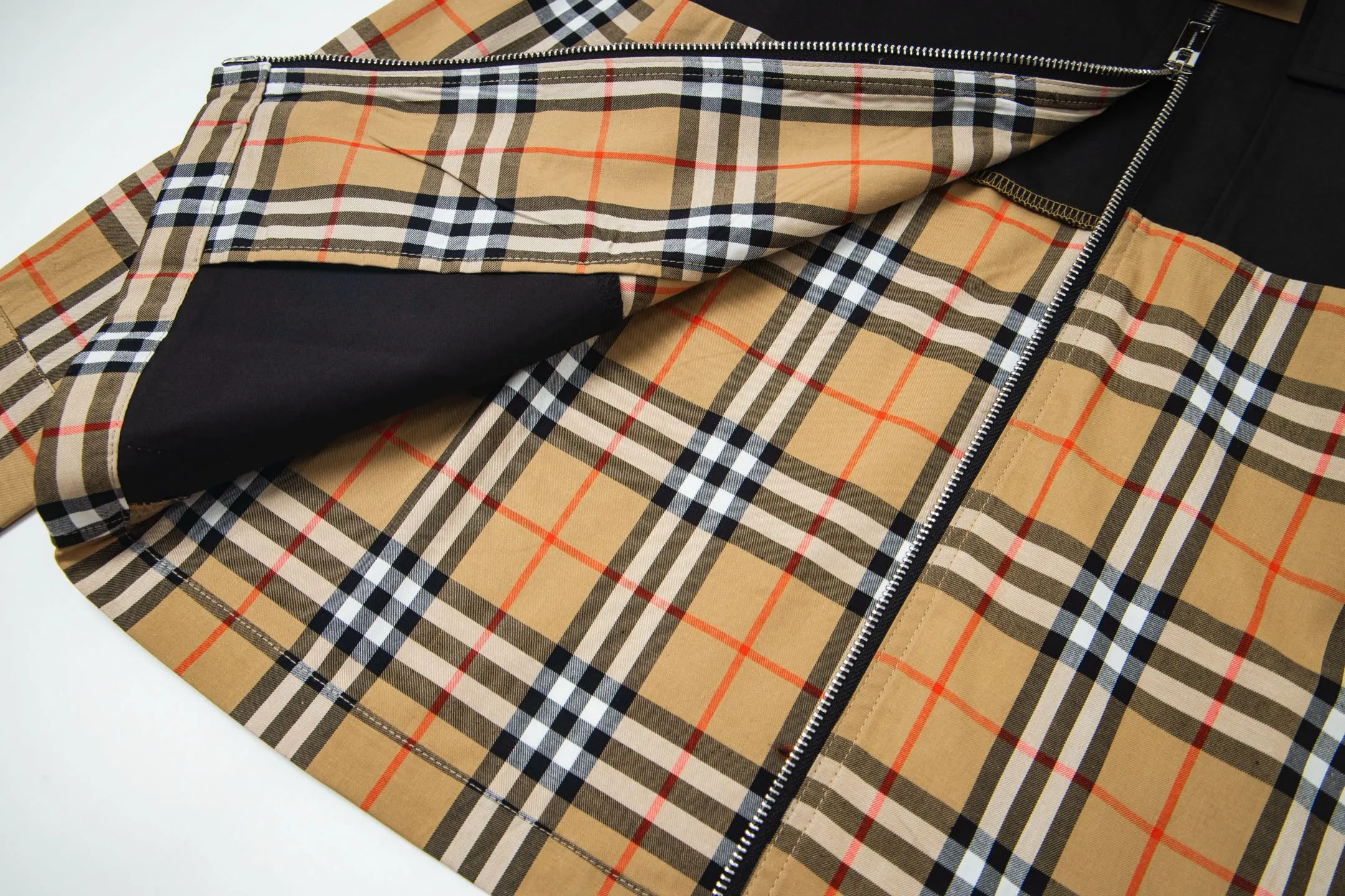 Burberry新作黒のチェック柄カジュアルシャツ - 画像 (11)