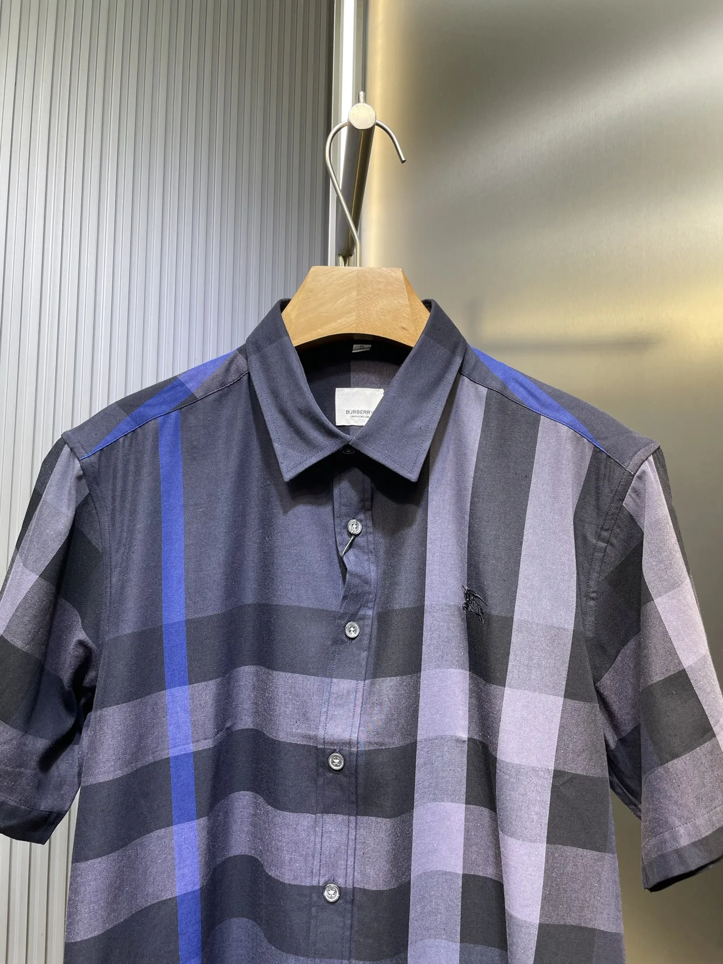 バーバリー新作黒チェックシャツ - 画像 (3)