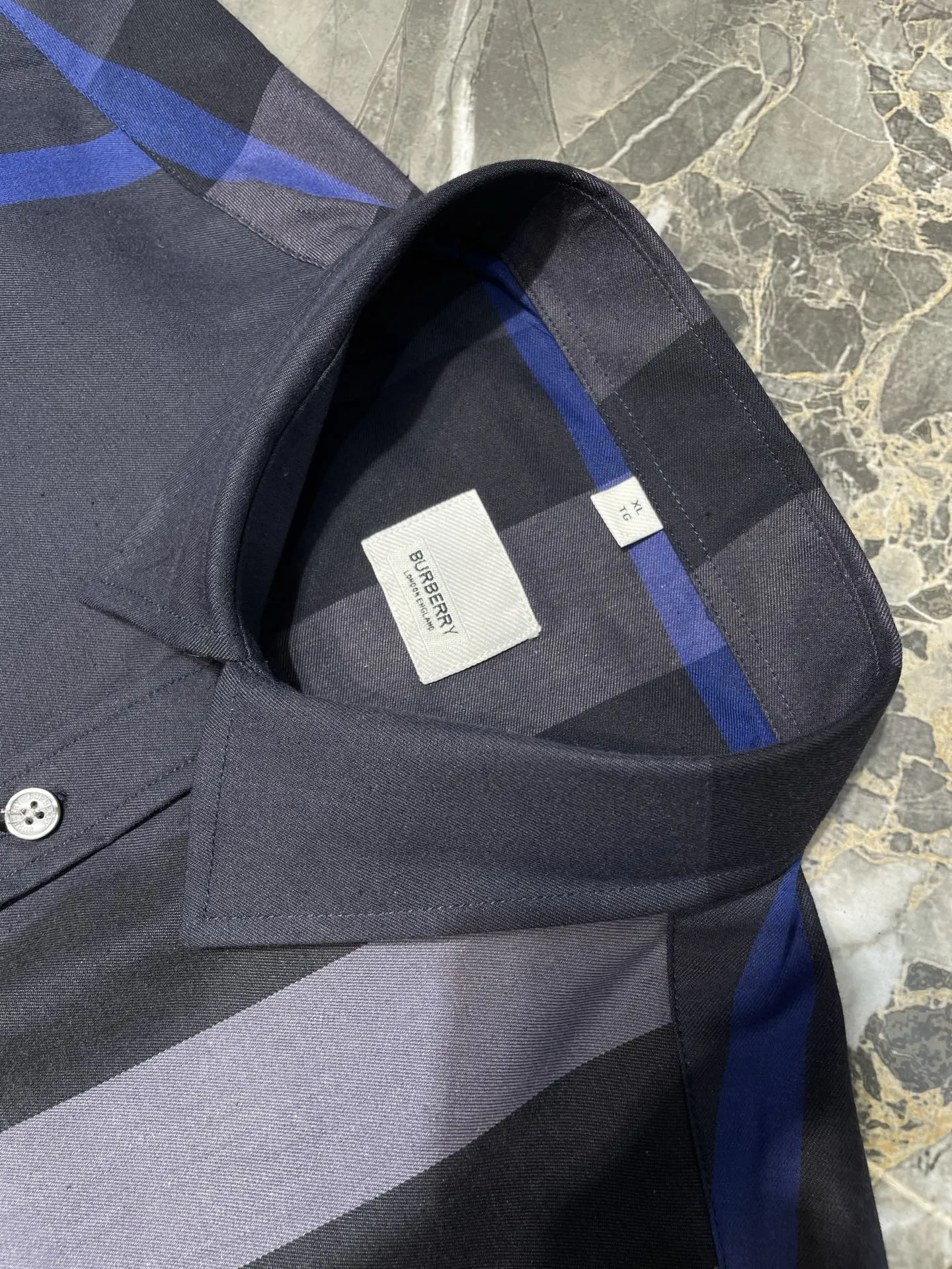 バーバリー新作黒チェックシャツ - 画像 (8)