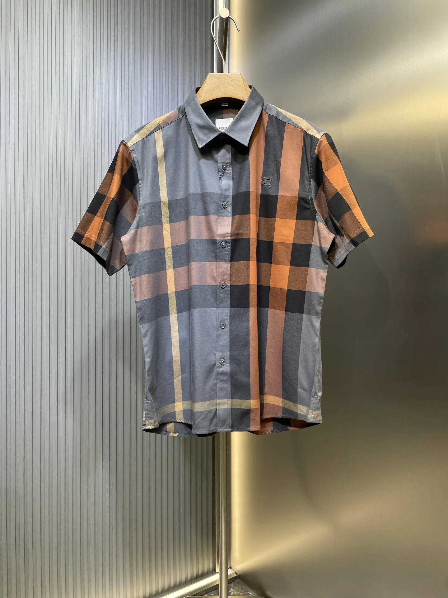 バーバリー新作黒のチェック柄半袖シャツ