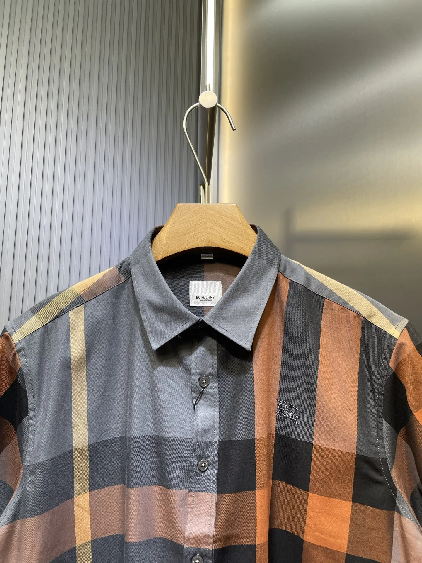 バーバリー新作黒のチェック柄半袖シャツ - 画像 (3)