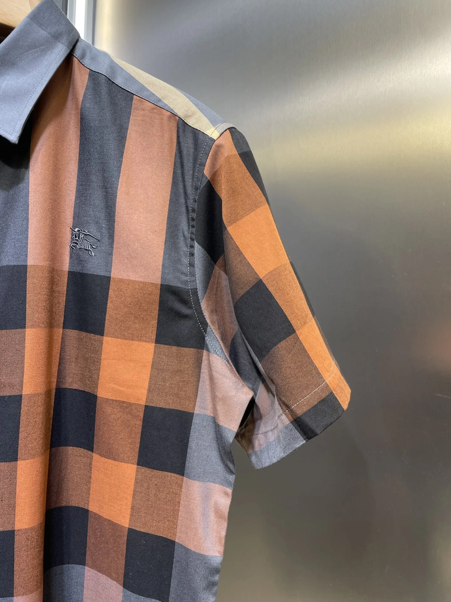 バーバリー新作黒のチェック柄半袖シャツ - 画像 (4)