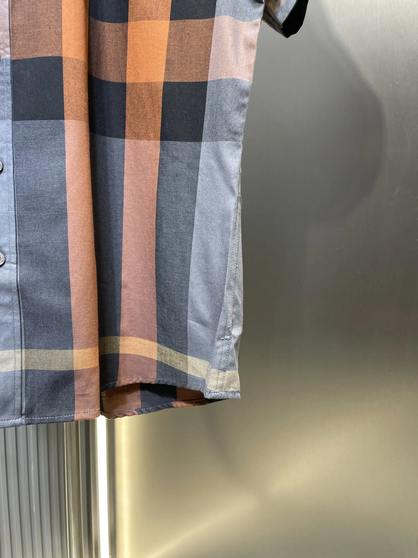 バーバリー新作黒のチェック柄半袖シャツ - 画像 (5)