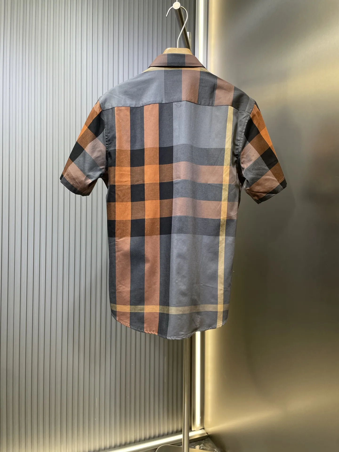 バーバリー新作黒のチェック柄半袖シャツ - 画像 (6)