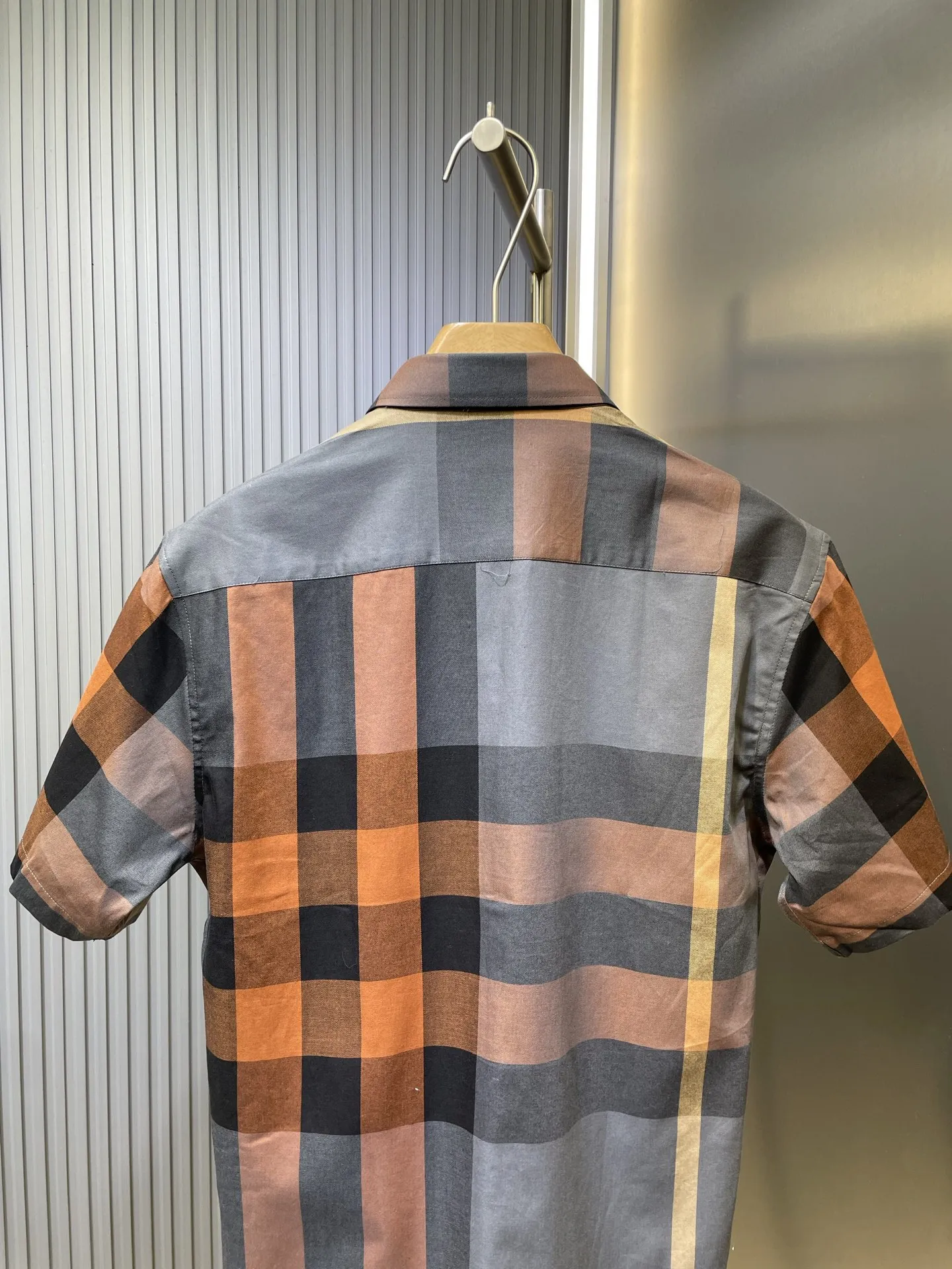 バーバリー新作黒のチェック柄半袖シャツ - 画像 (7)