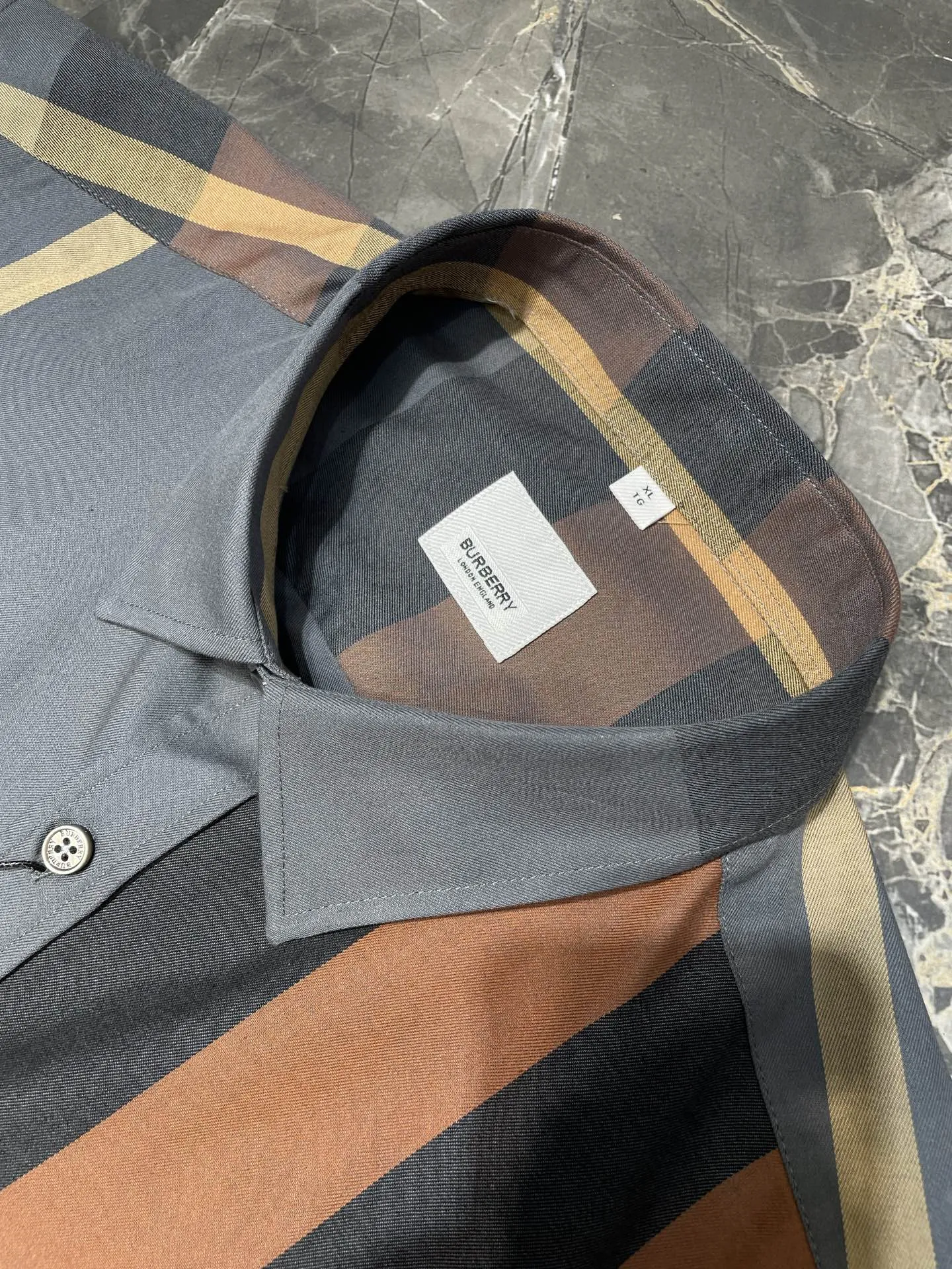 バーバリー新作黒のチェック柄半袖シャツ - 画像 (8)