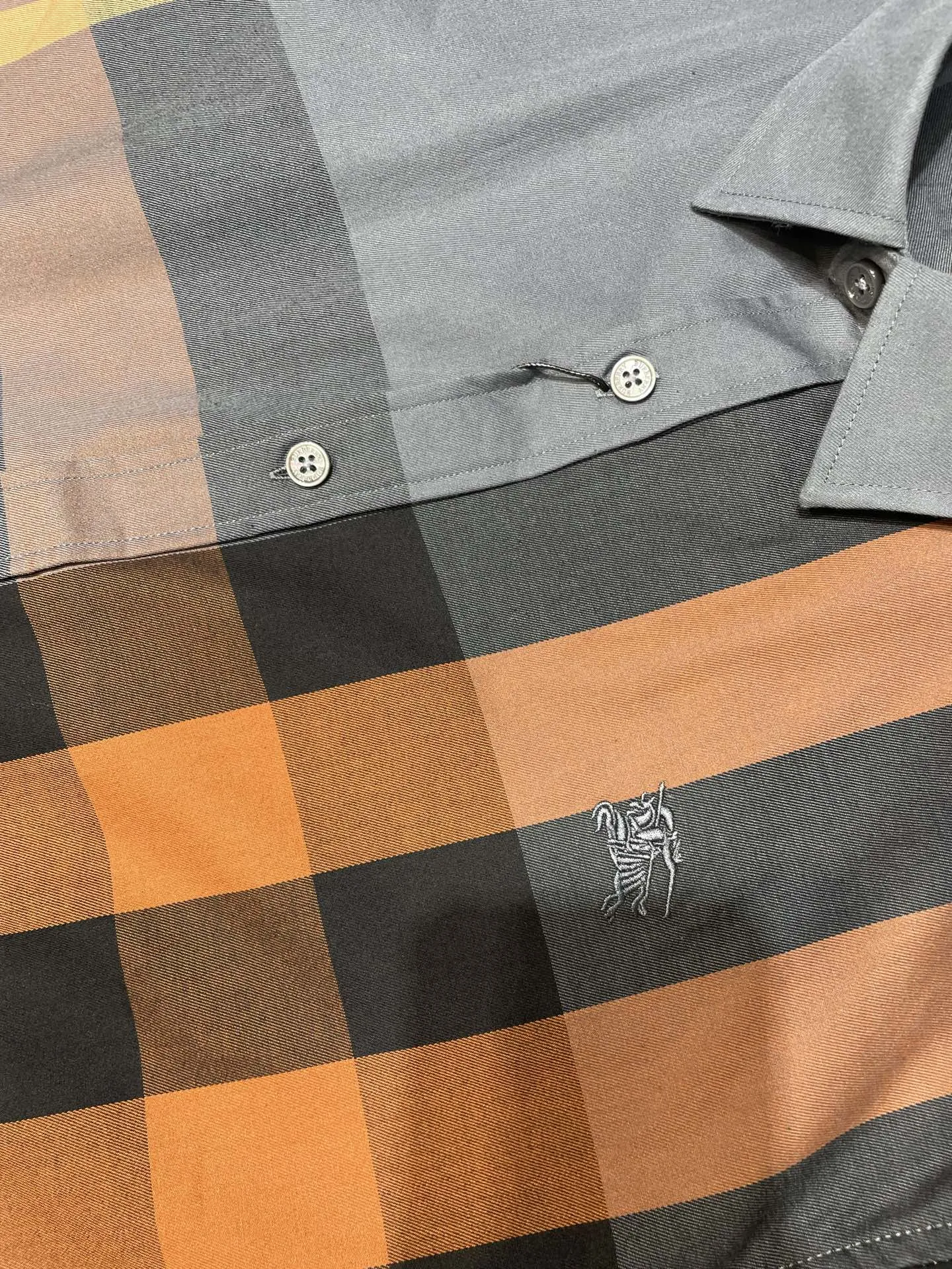 バーバリー新作黒のチェック柄半袖シャツ - 画像 (9)
