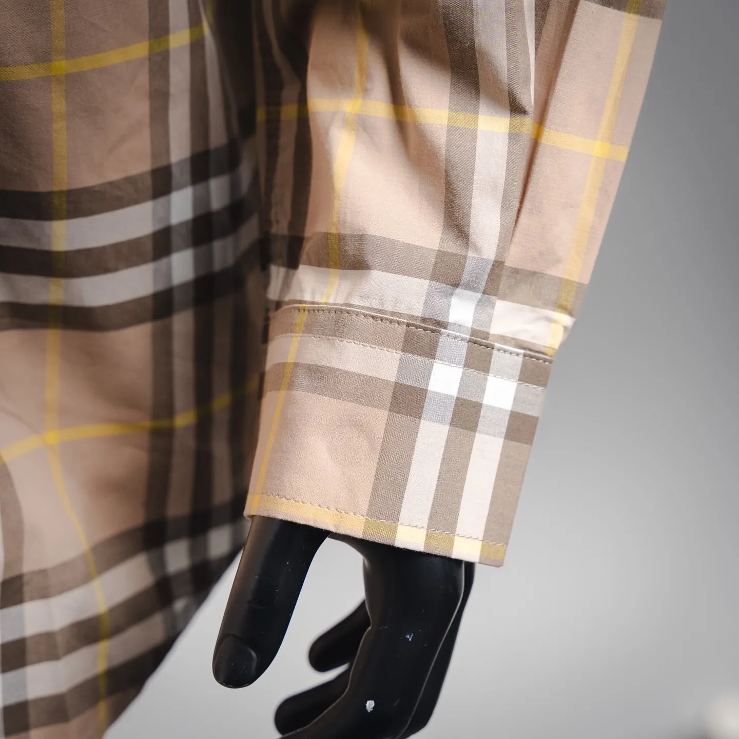 Burberry新作黒ストライプの長袖シャツ - 画像 (7)