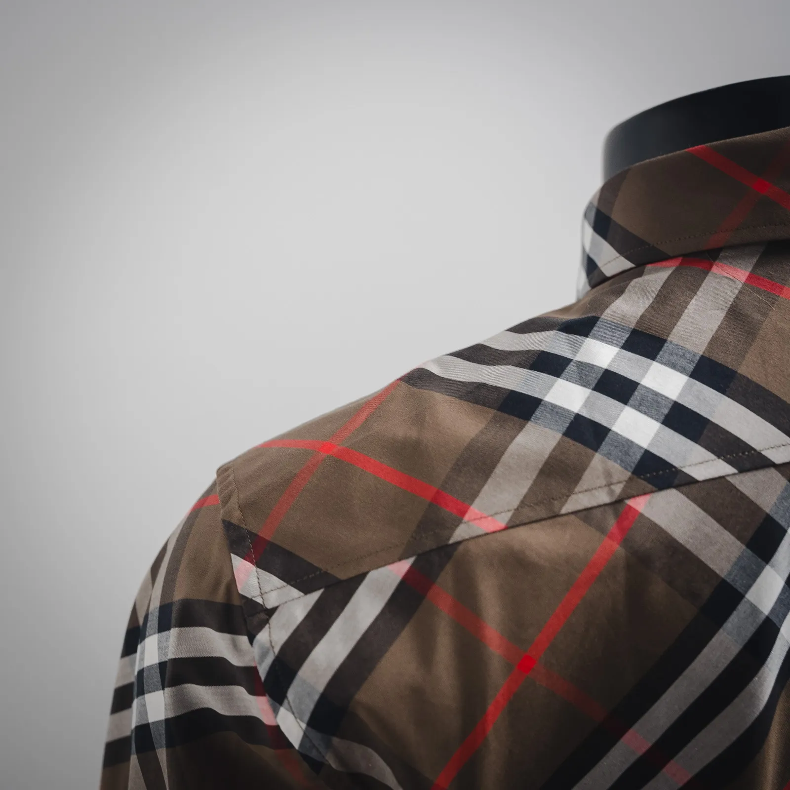 Burberry新作黒のチェック柄長袖シャツ - 画像 (4)