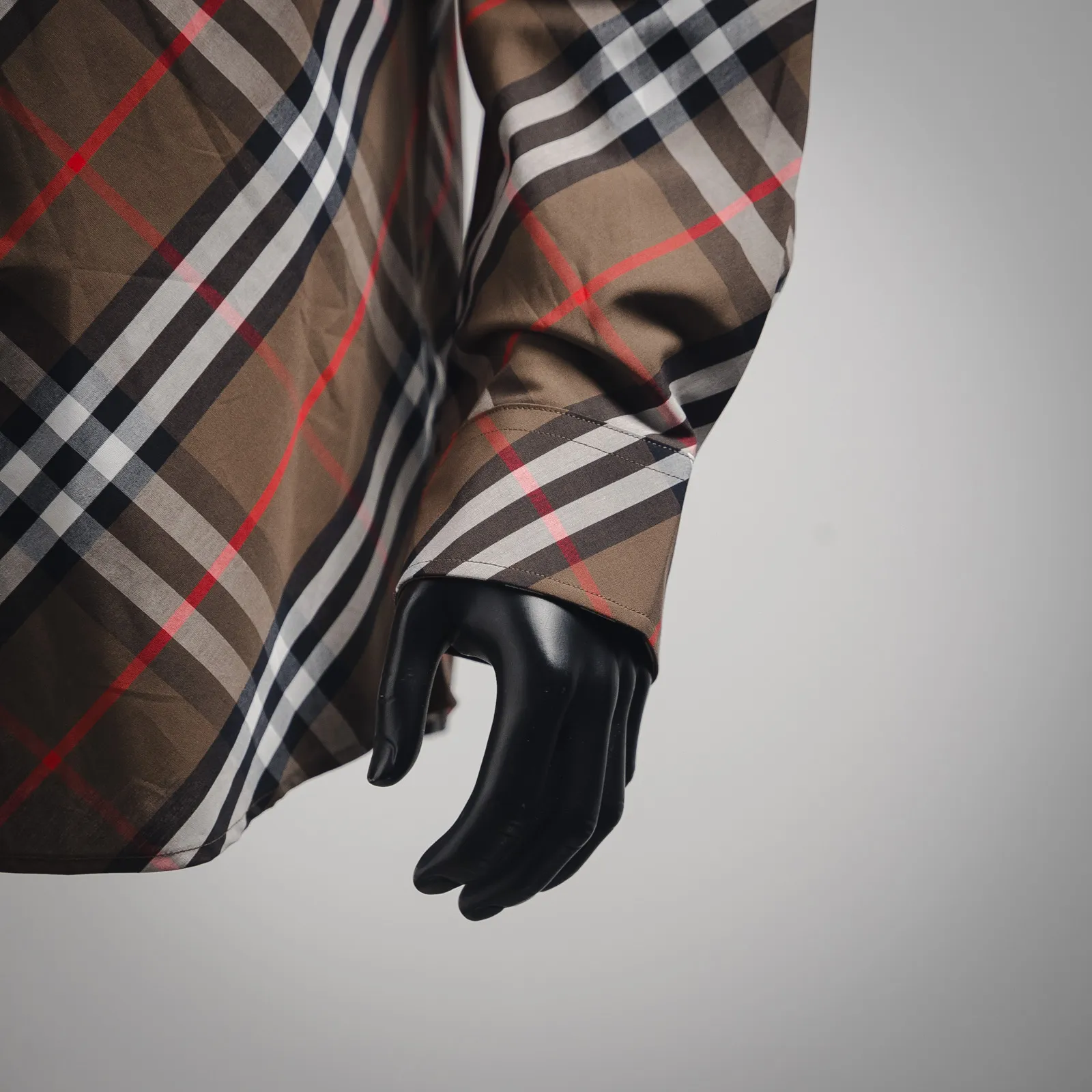 Burberry新作黒のチェック柄長袖シャツ - 画像 (8)