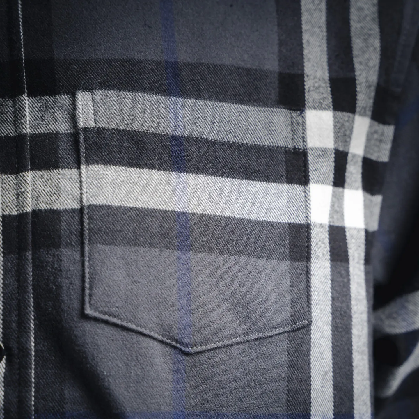 Burberry新作黒のチェック柄クラシックシャツ - 画像 (7)