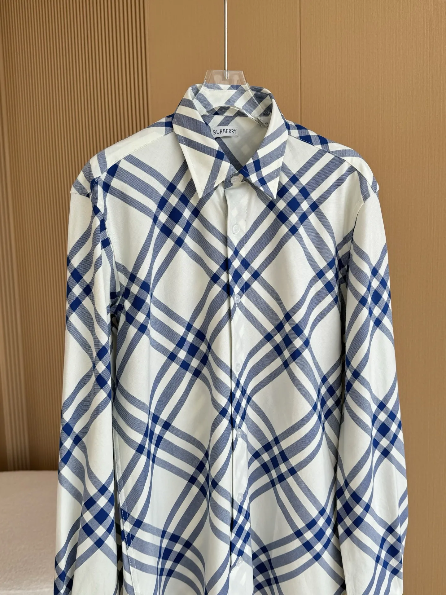 BURBERRY 新作 黒のチェック柄 クラシックシャツ - 画像 (3)