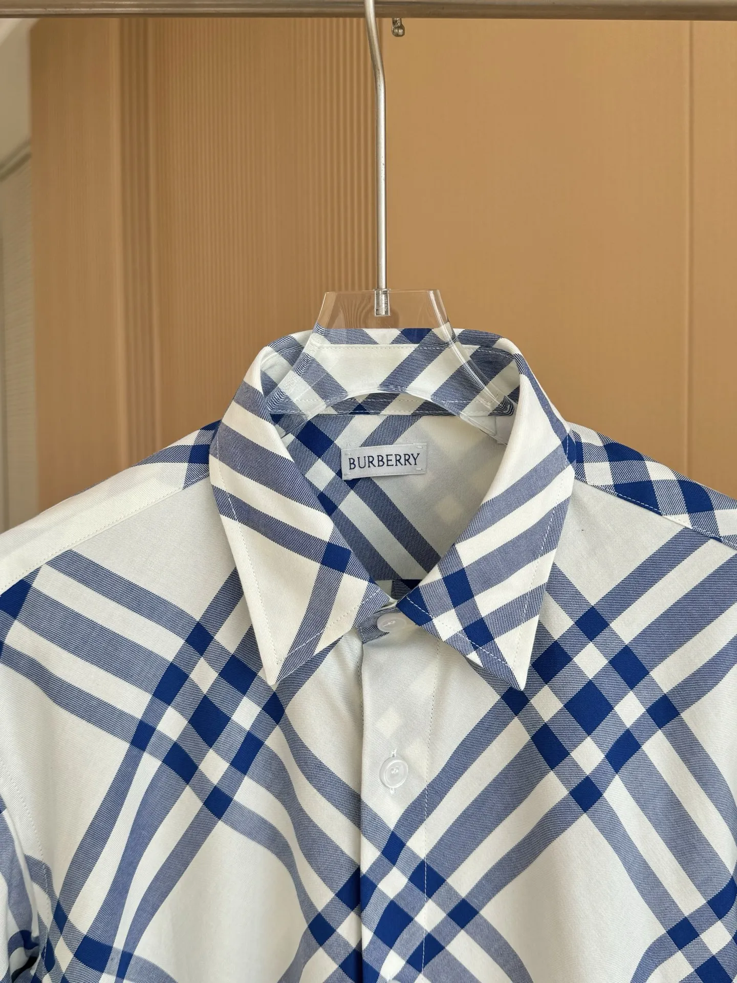 BURBERRY 新作 黒のチェック柄 クラシックシャツ - 画像 (4)