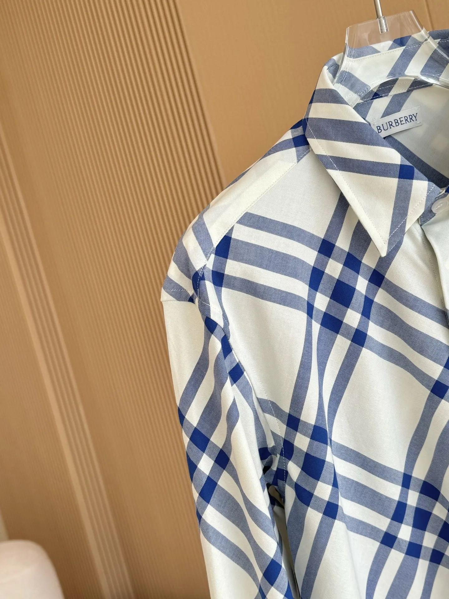 BURBERRY 新作 黒のチェック柄 クラシックシャツ - 画像 (5)