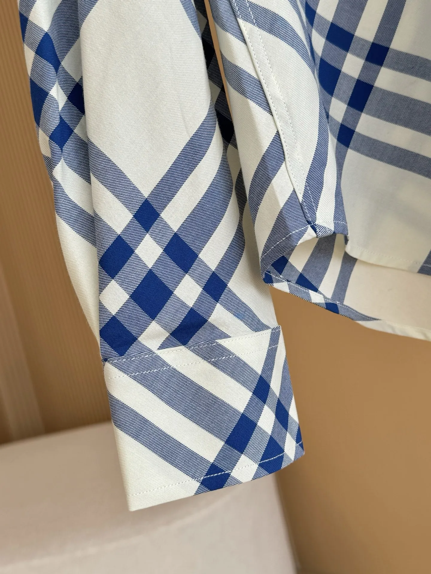 BURBERRY 新作 黒のチェック柄 クラシックシャツ - 画像 (7)