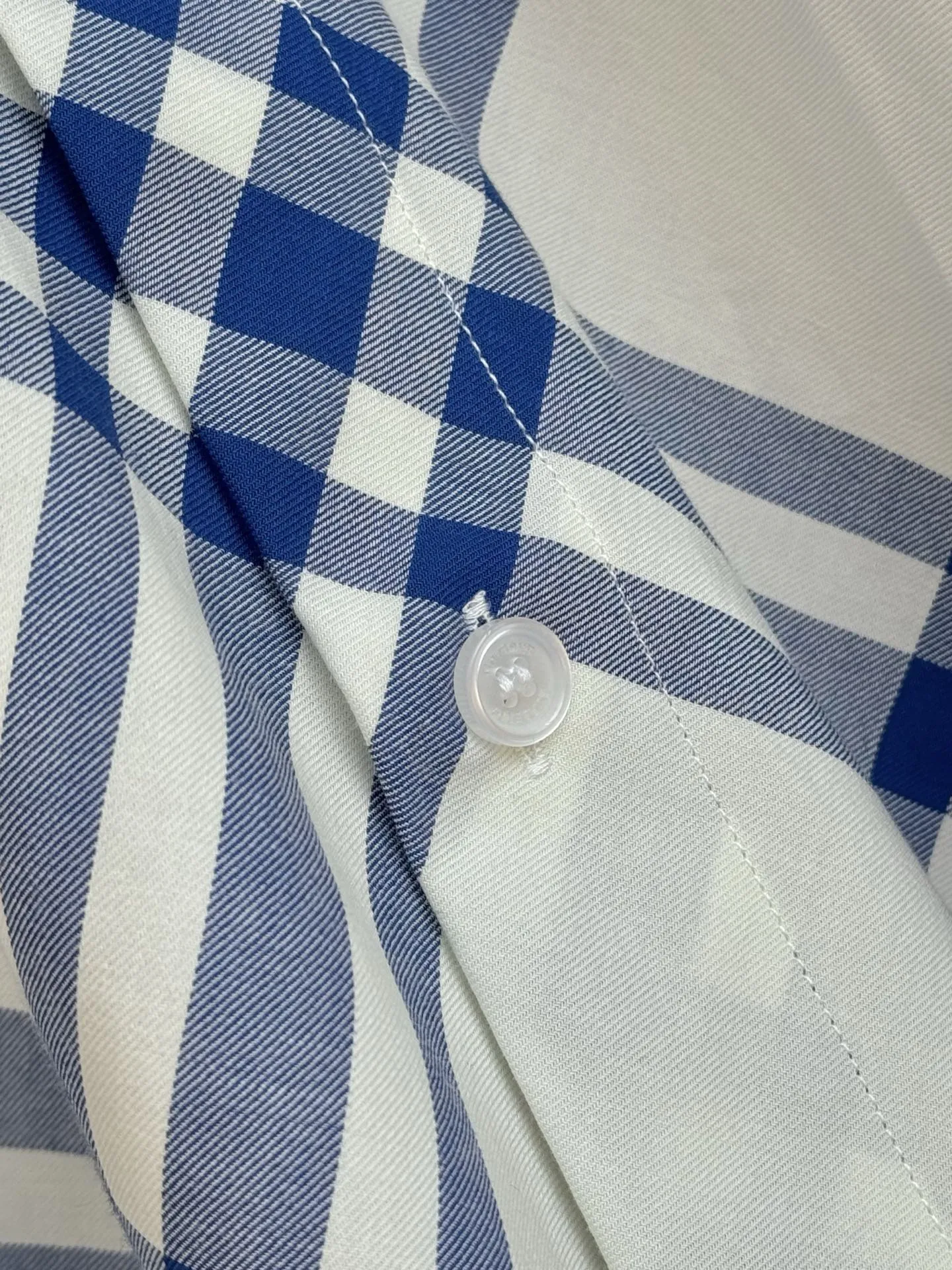 BURBERRY 新作 黒のチェック柄 クラシックシャツ - 画像 (8)