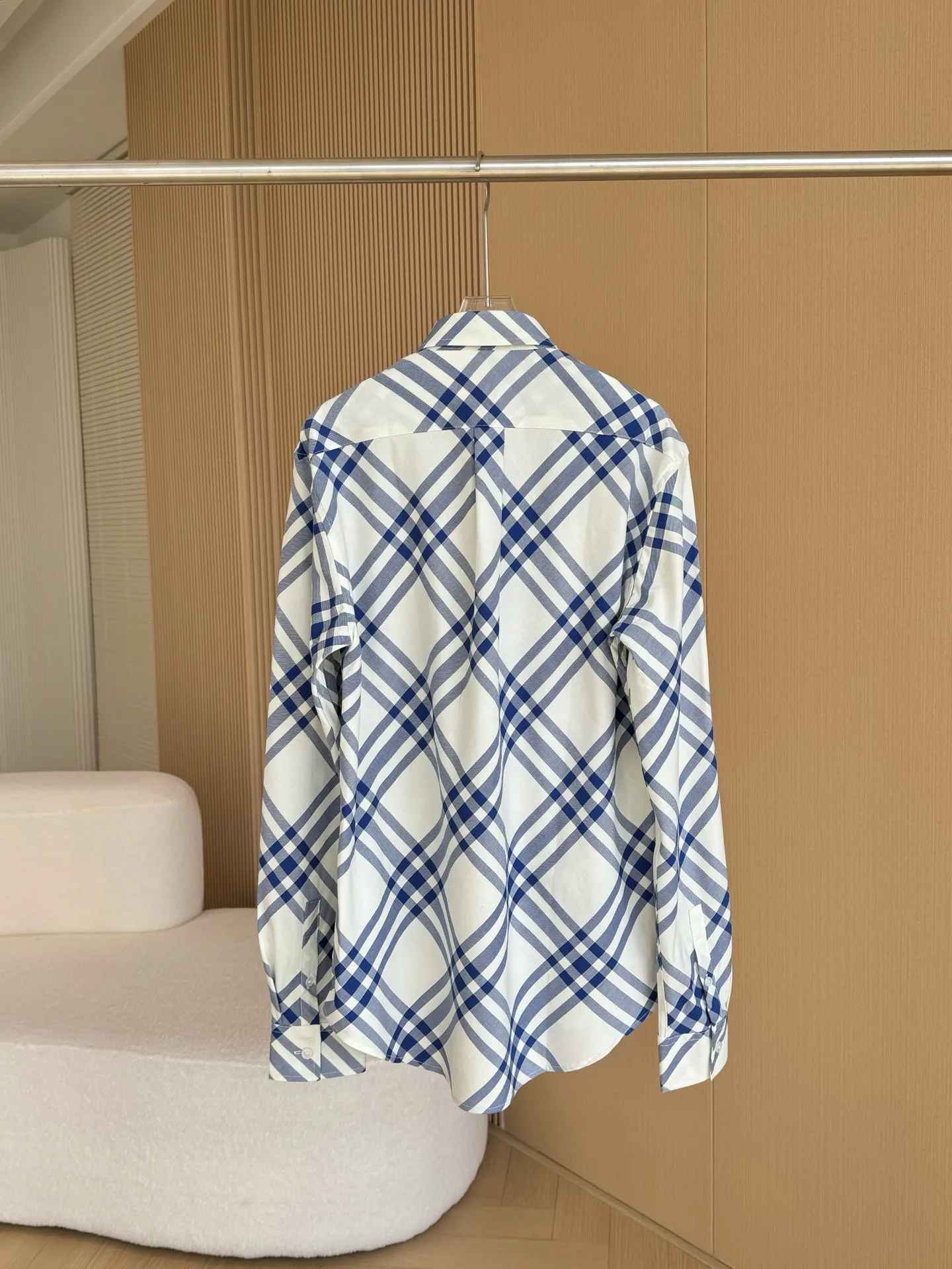 BURBERRY 新作 黒のチェック柄 クラシックシャツ - 画像 (10)