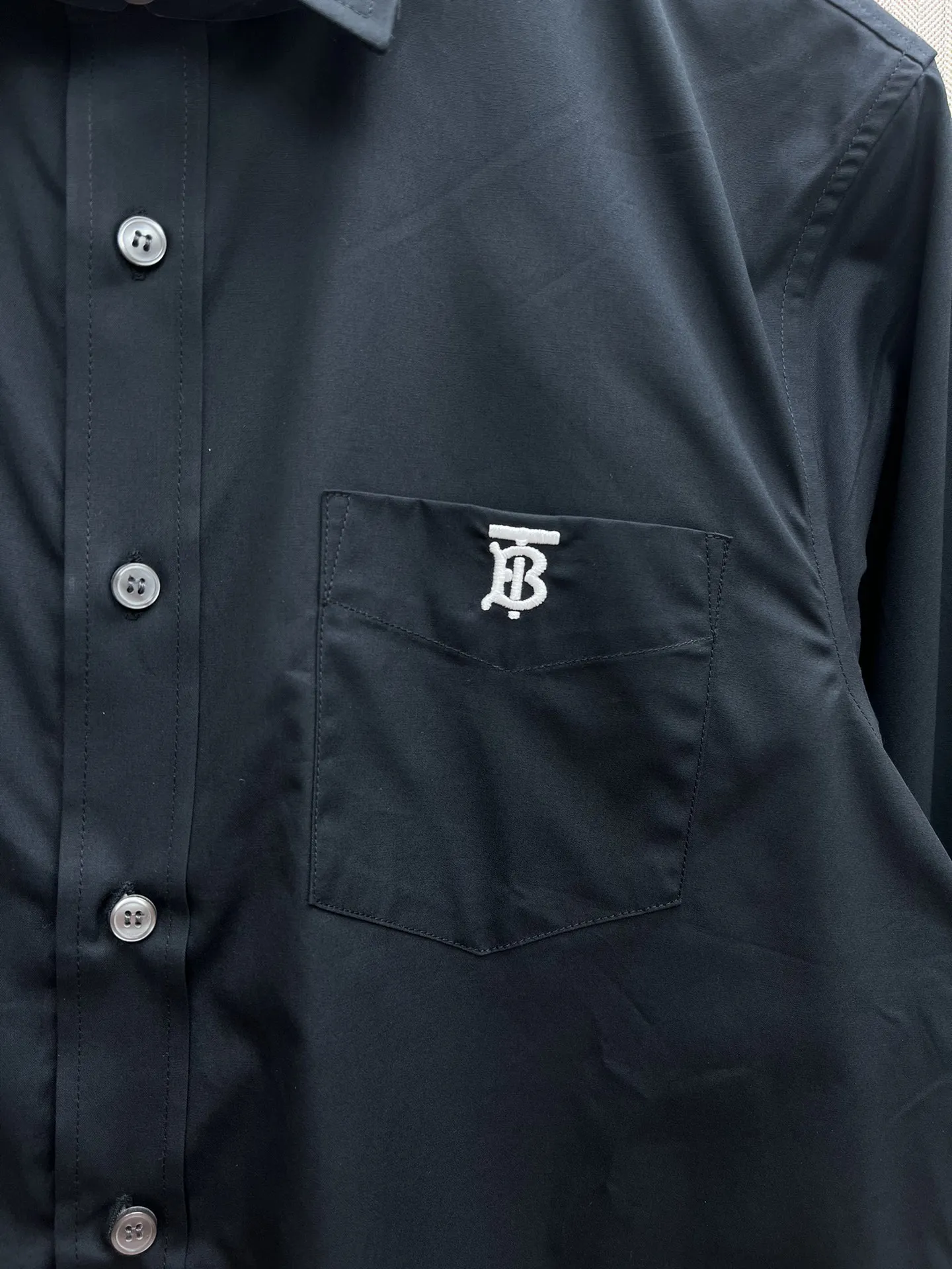 バーバリー新作黒TB刺繍シャツ - 画像 (5)