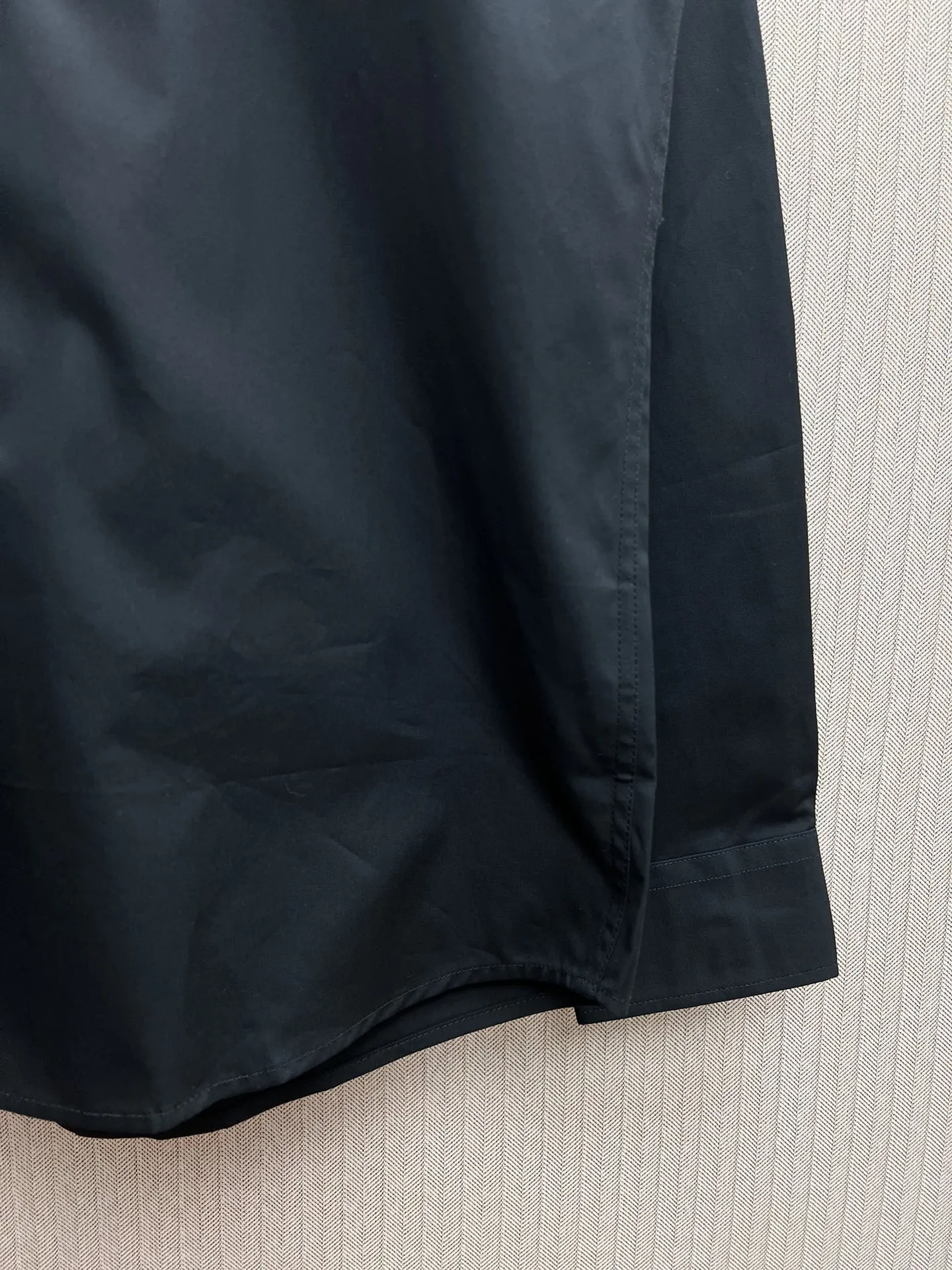 バーバリー新作黒TB刺繍シャツ - 画像 (6)