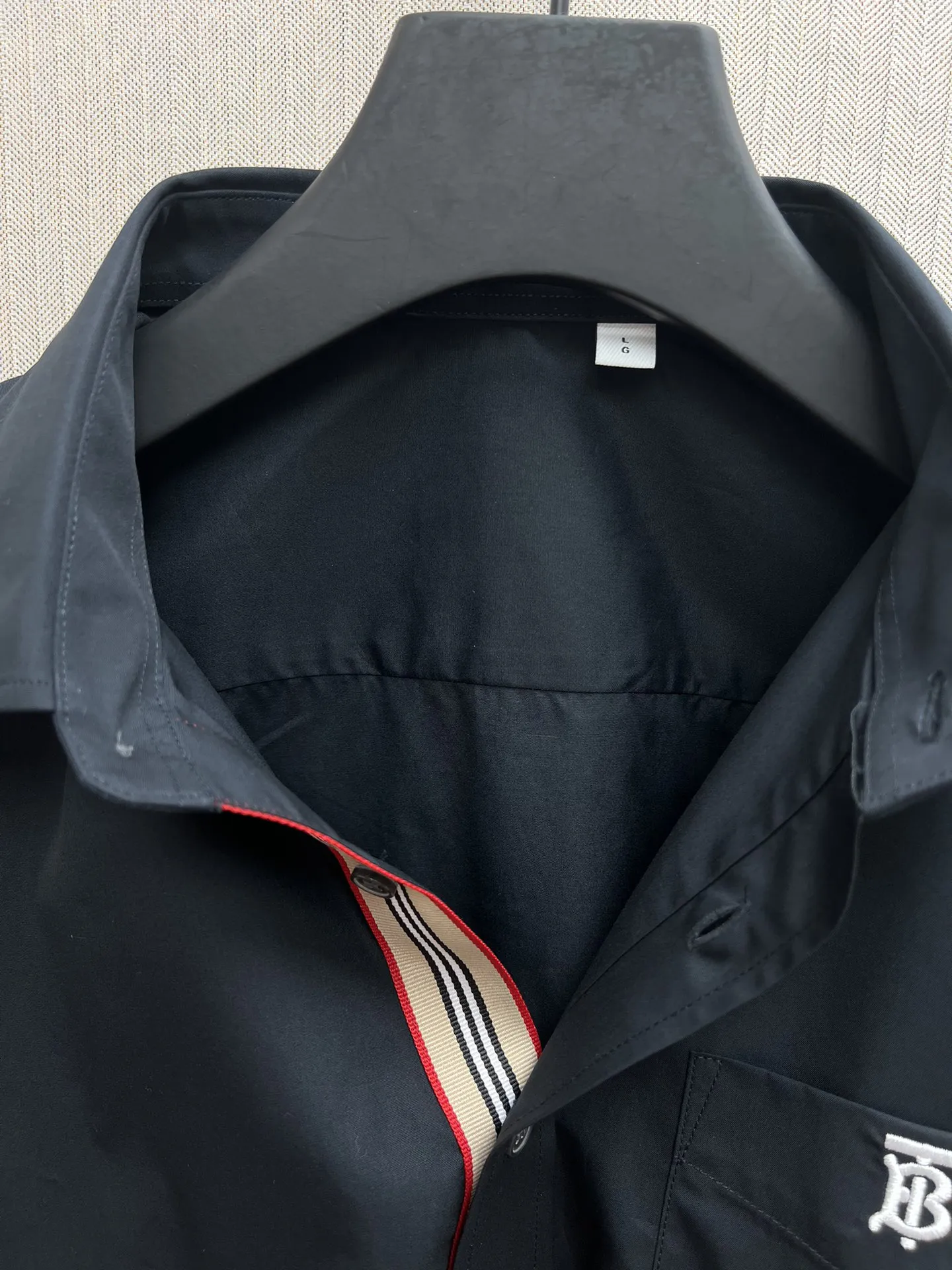 バーバリー新作黒TB刺繍シャツ - 画像 (8)