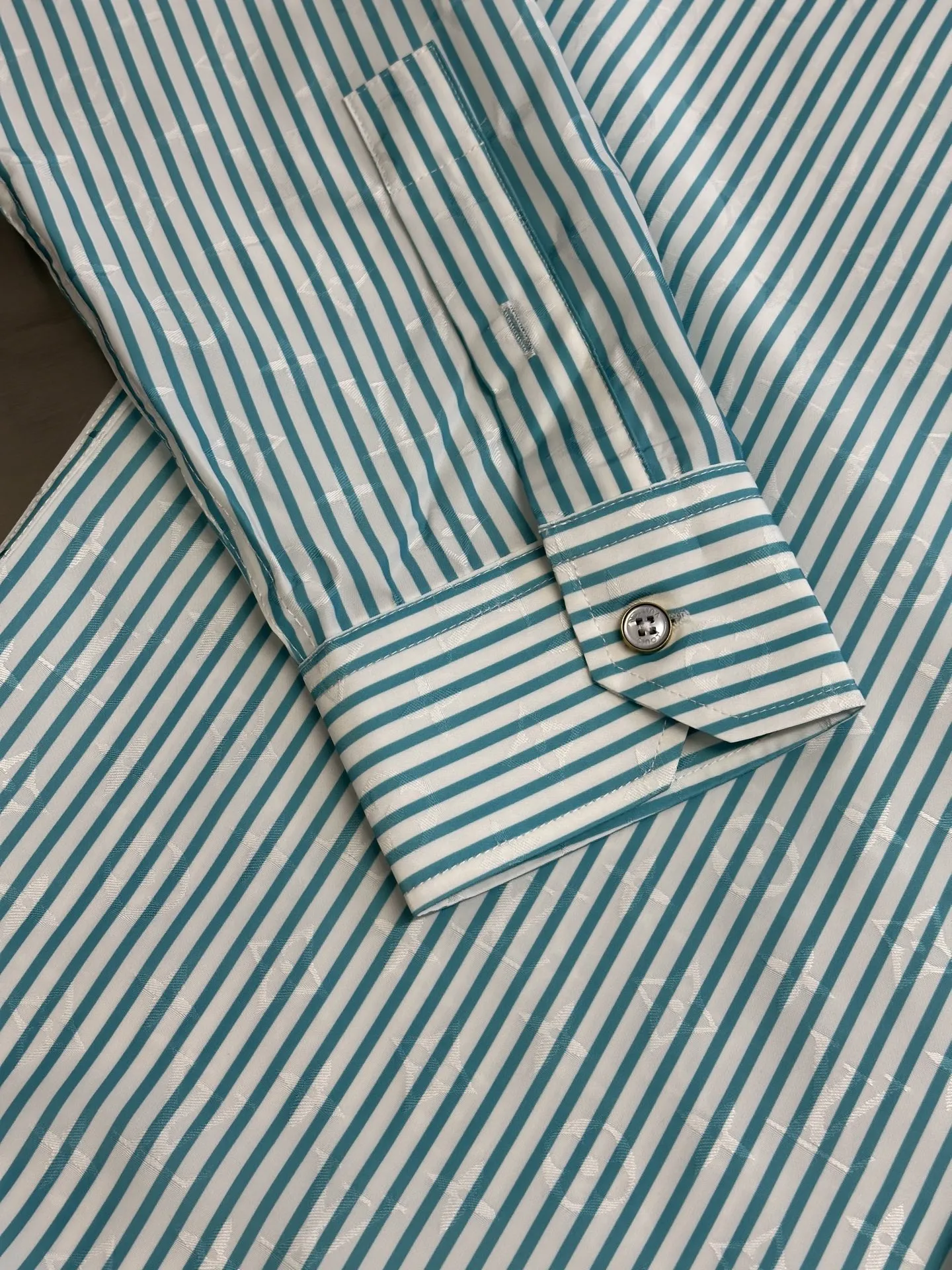 LOUIS VUITTON 新作ブラックオニキスハンドル長袖シャツ - 画像 (8)