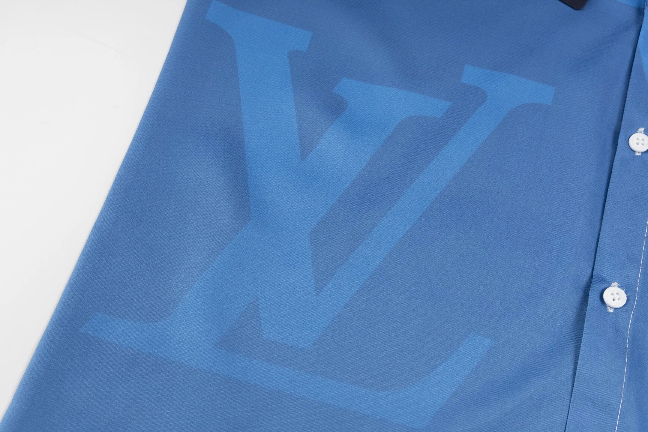 LOUIS VUITTON 新作 青色 黒のチェック柄 シャツ - 画像 (9)