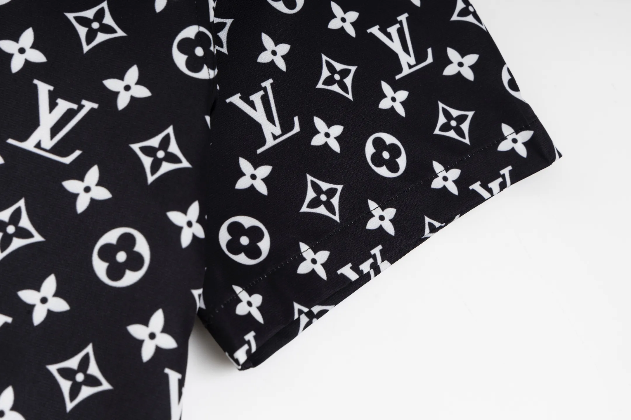 LOUIS VUITTON新作黒のチェック柄シャツ - 画像 (8)