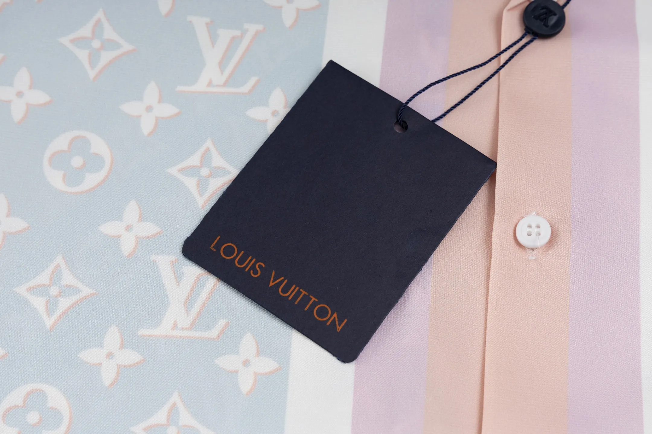 LOUIS VUITTON新作黒プリントシャツ - 画像 (9)