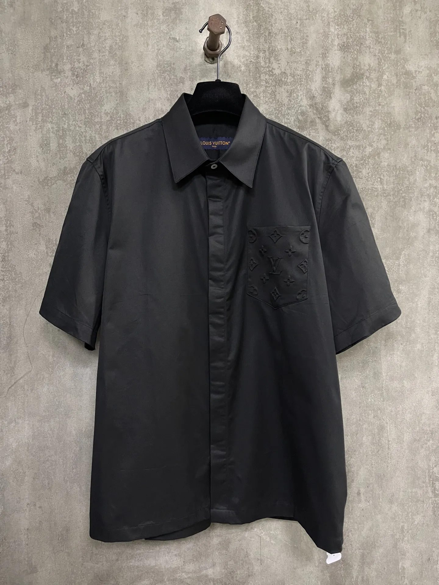 LOUIS VUITTON 新作黒のチェック柄短袖シャツ