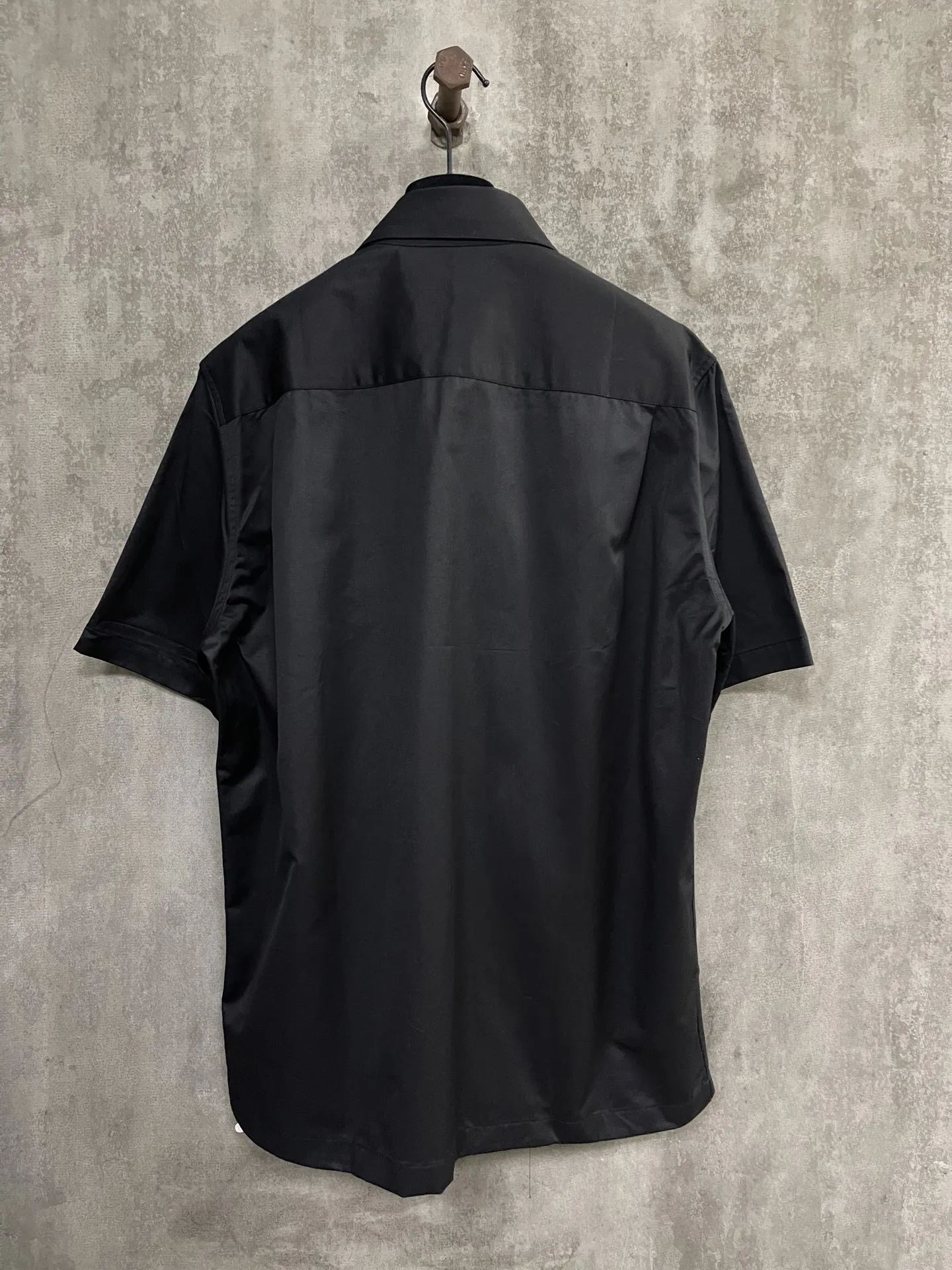 LOUIS VUITTON 新作黒のチェック柄短袖シャツ - 画像 (3)