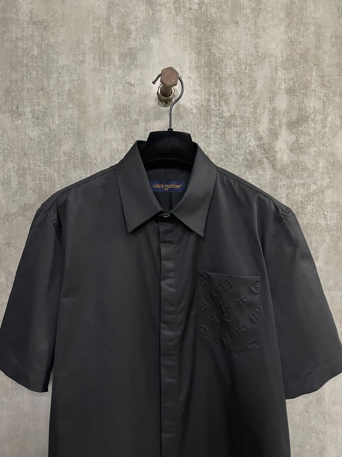 LOUIS VUITTON 新作黒のチェック柄短袖シャツ - 画像 (4)