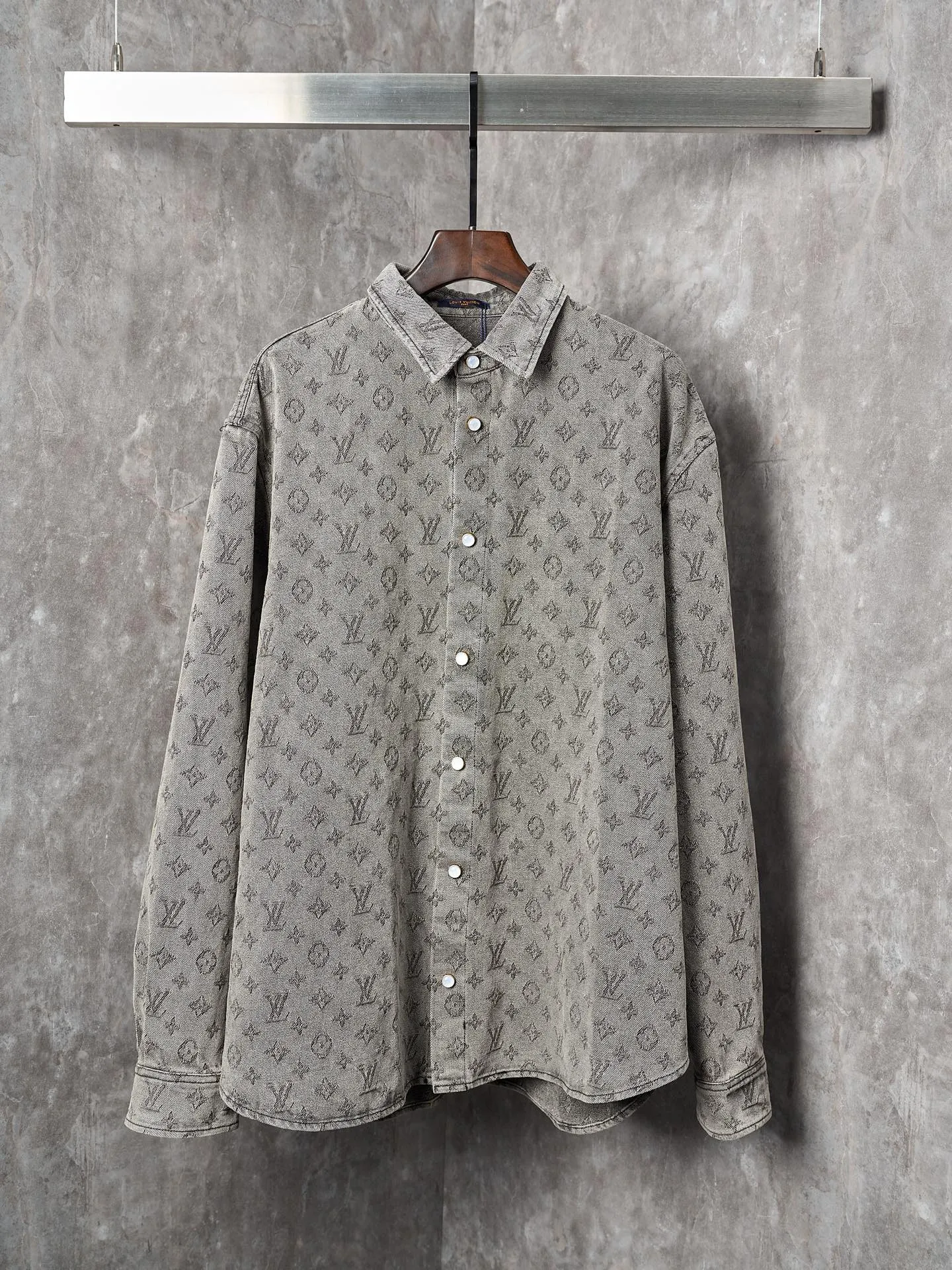 ルイヴィトン新作黒のチェック柄シャツ