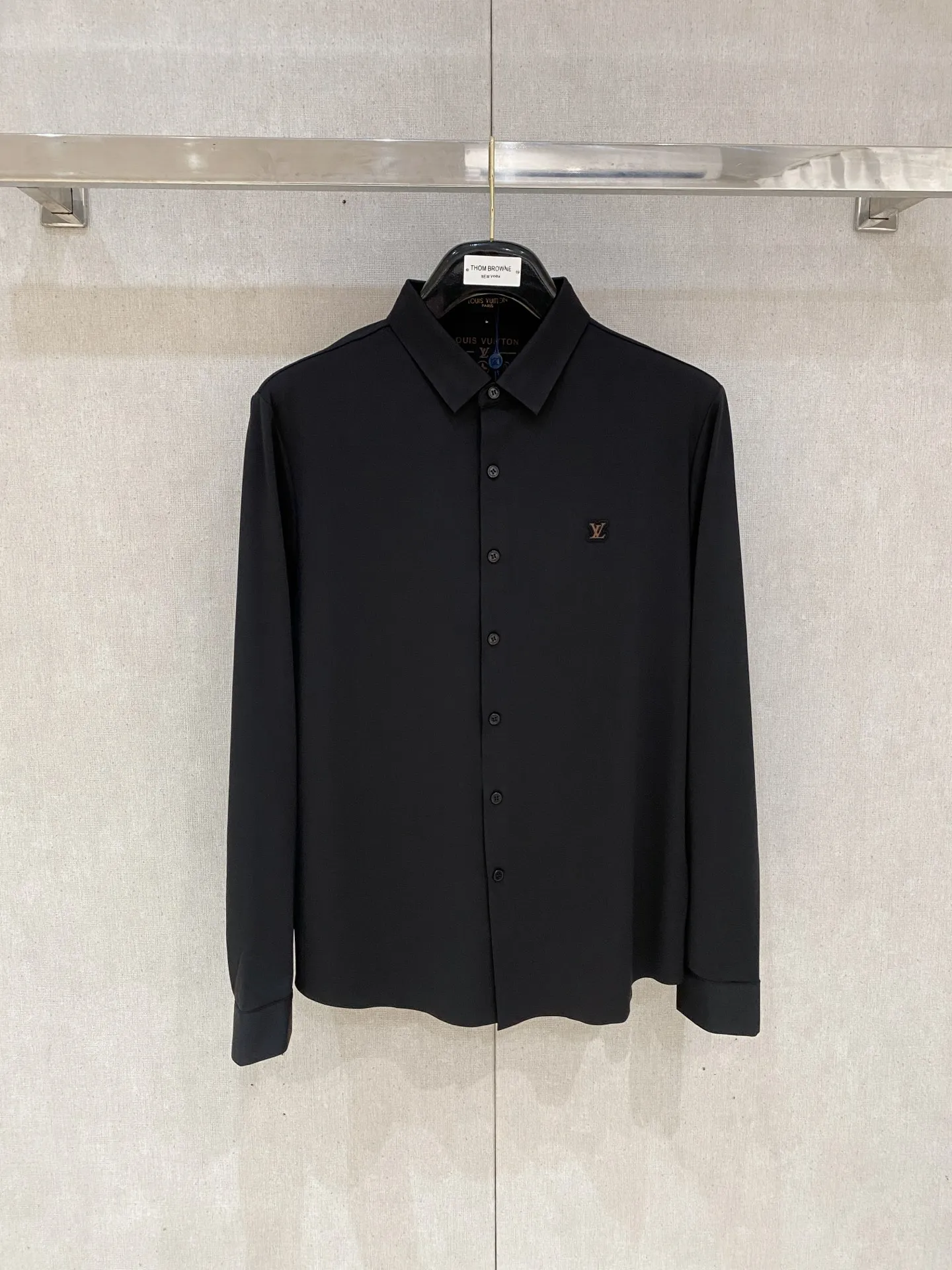 ルイヴィトン新作黒ポロ襟長袖シャツ