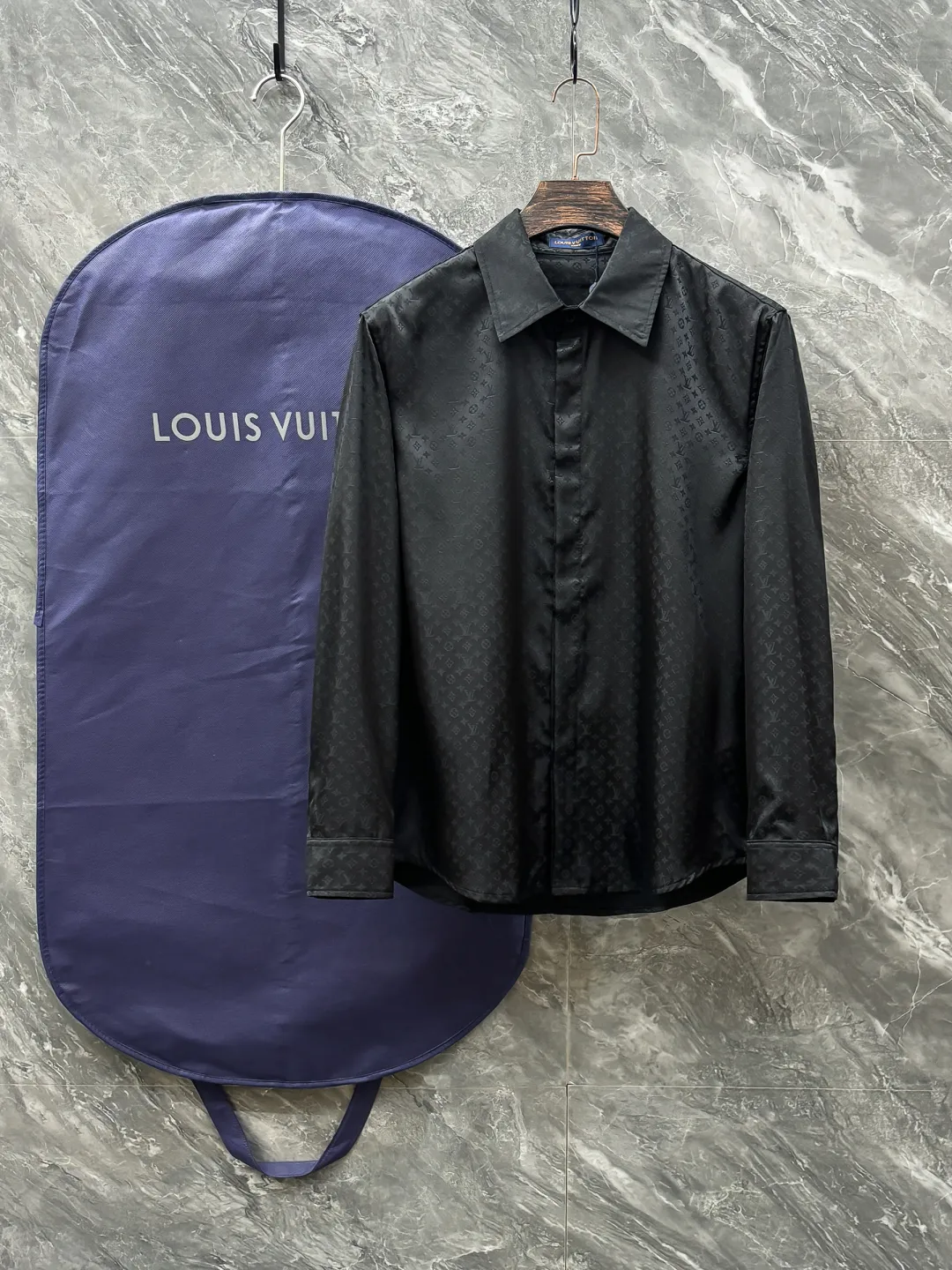 LOUIS VUITTON 新作黒の長袖シャツ