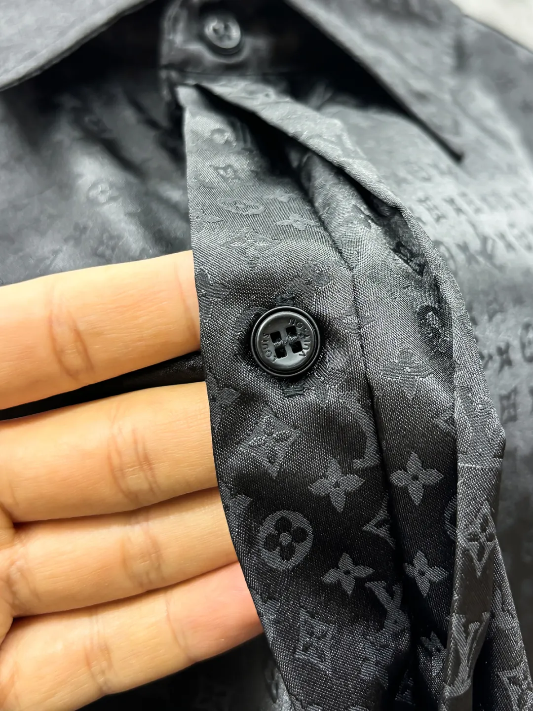 LOUIS VUITTON 新作黒の長袖シャツ - 画像 (5)