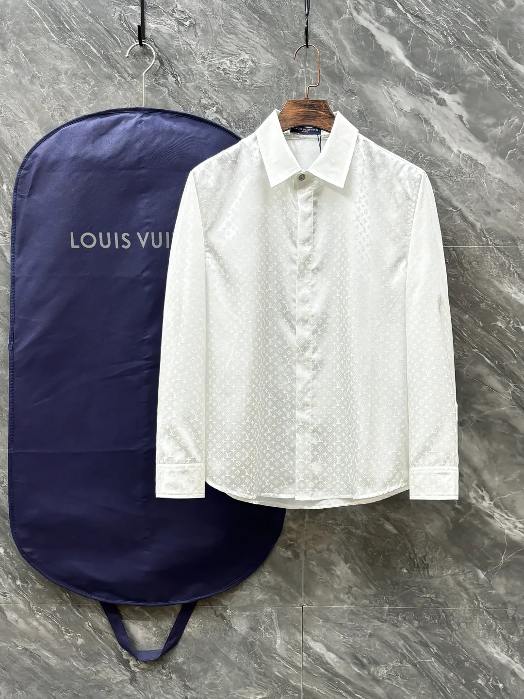 LOUIS VUITTON 新作 白 黒のチェック柄シャツ